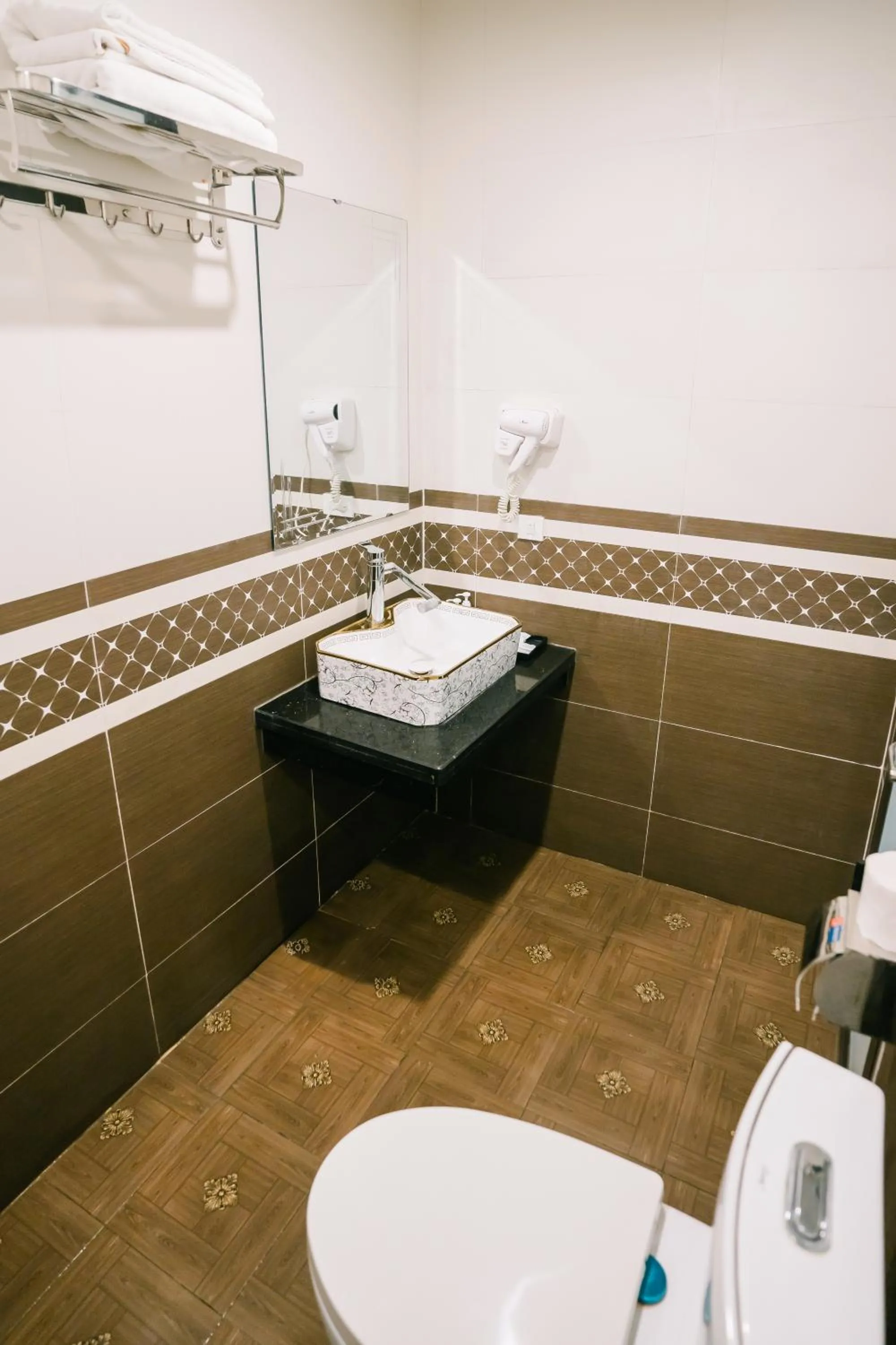 Shower in Tamcoc Catalina Hotel By ANMS GROUP