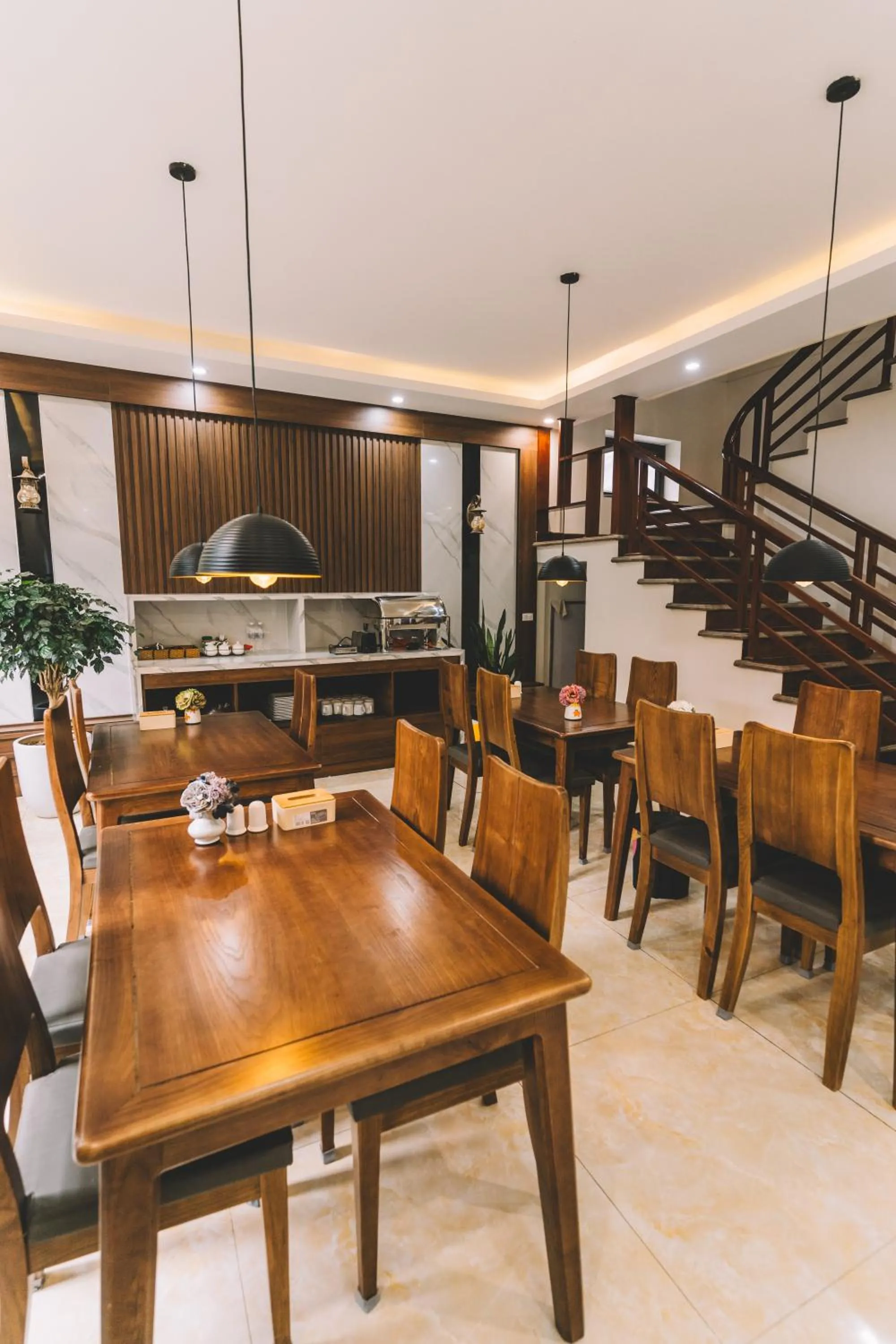 Restaurant/places to eat in Tamcoc Catalina Hotel By ANMS GROUP