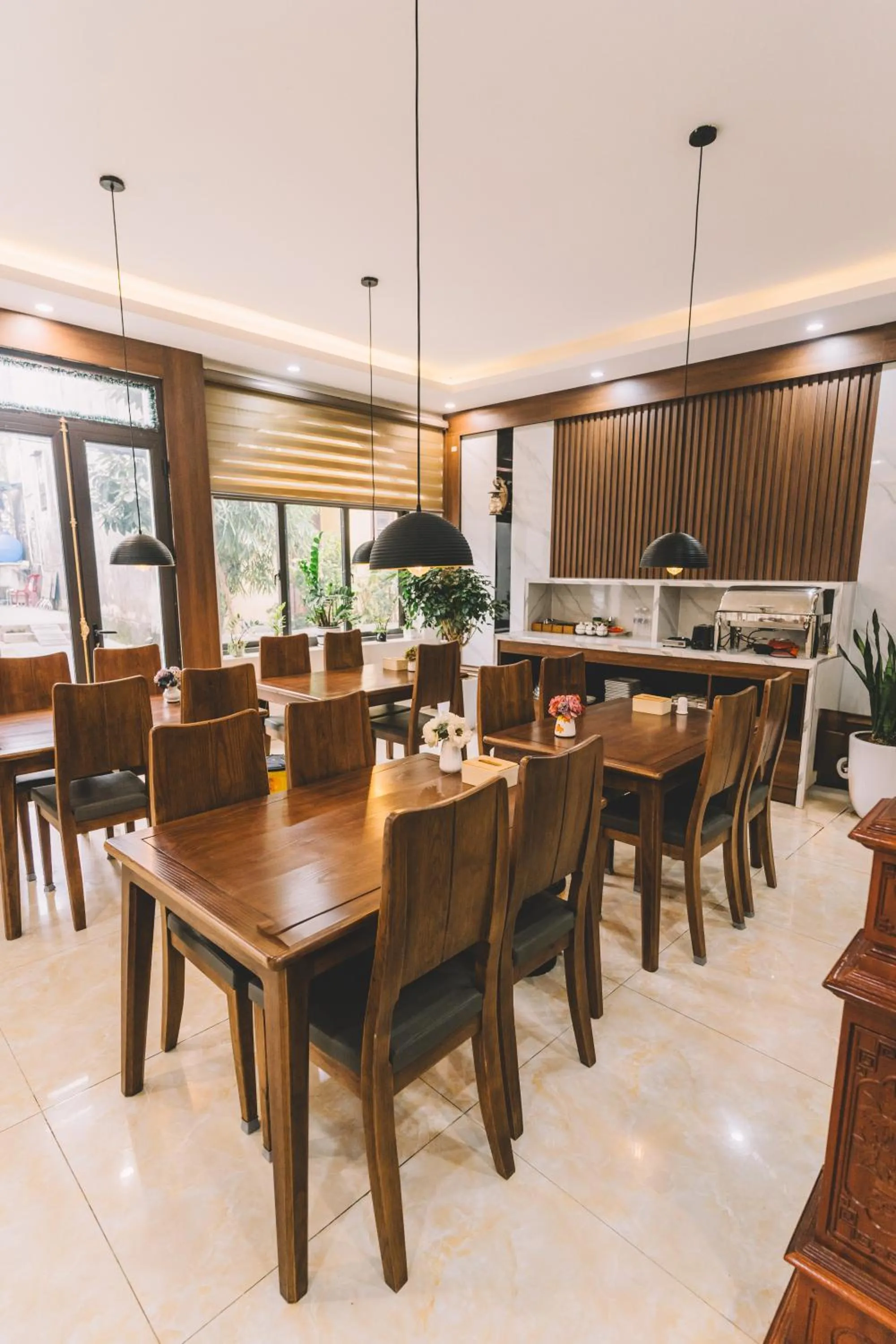 Restaurant/places to eat in Tamcoc Catalina Hotel By ANMS GROUP