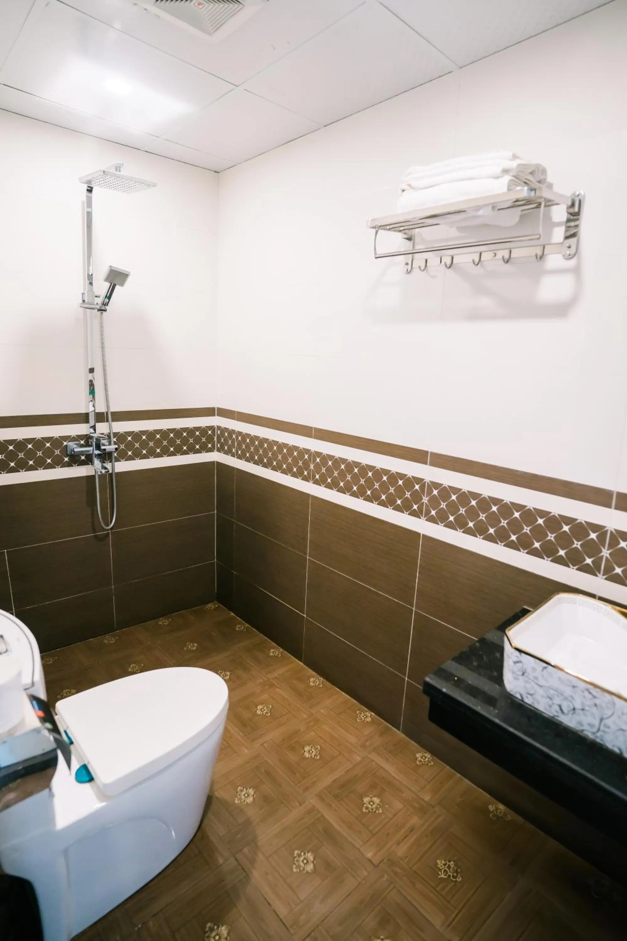 Shower in Tamcoc Catalina Hotel By ANMS GROUP