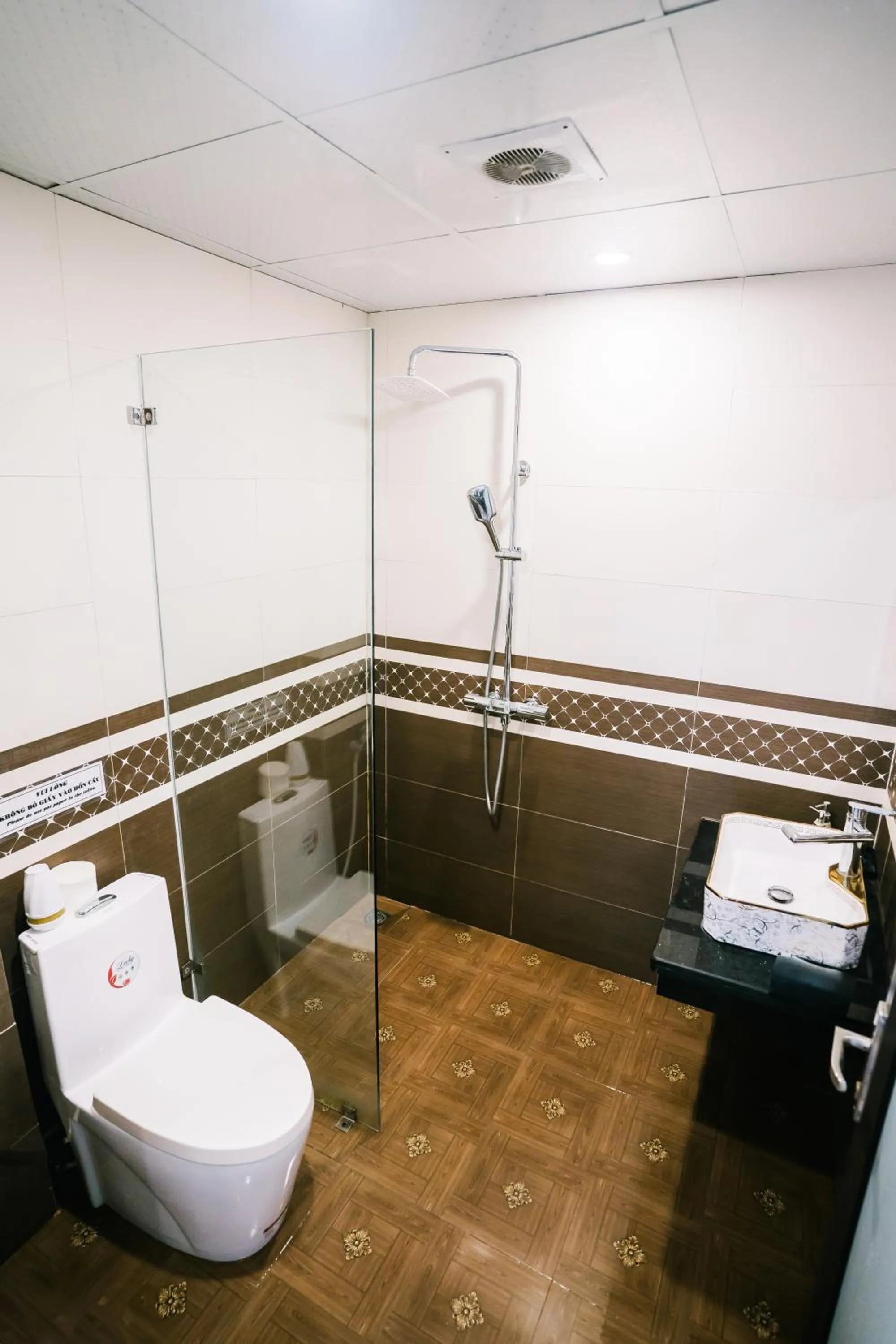 Shower in Tamcoc Catalina Hotel By ANMS GROUP