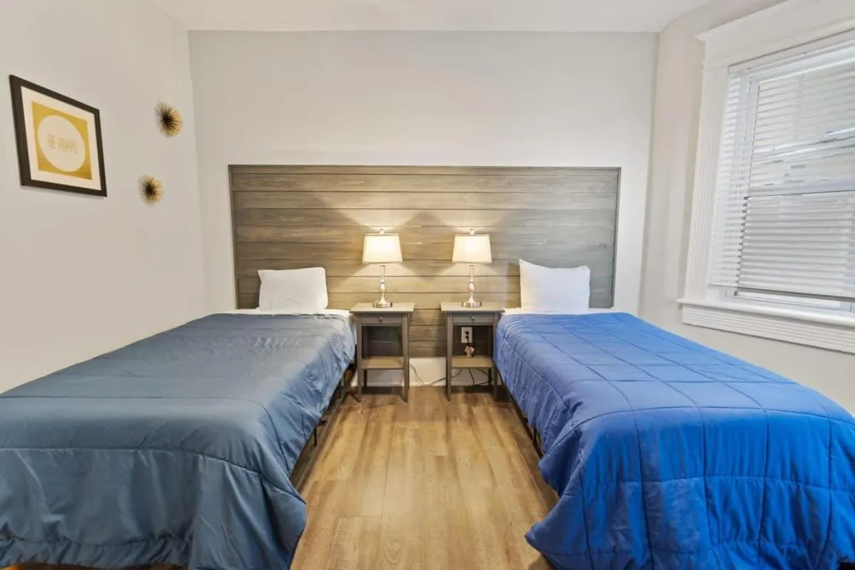 Bed in Steps from the Beach Spacious Modern 4BR 2BA Apt