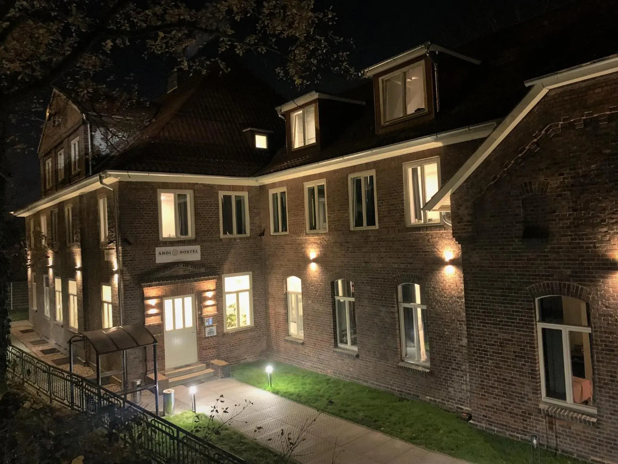 Property building in Ahoi Hostel Property building in Ahoi Hostel