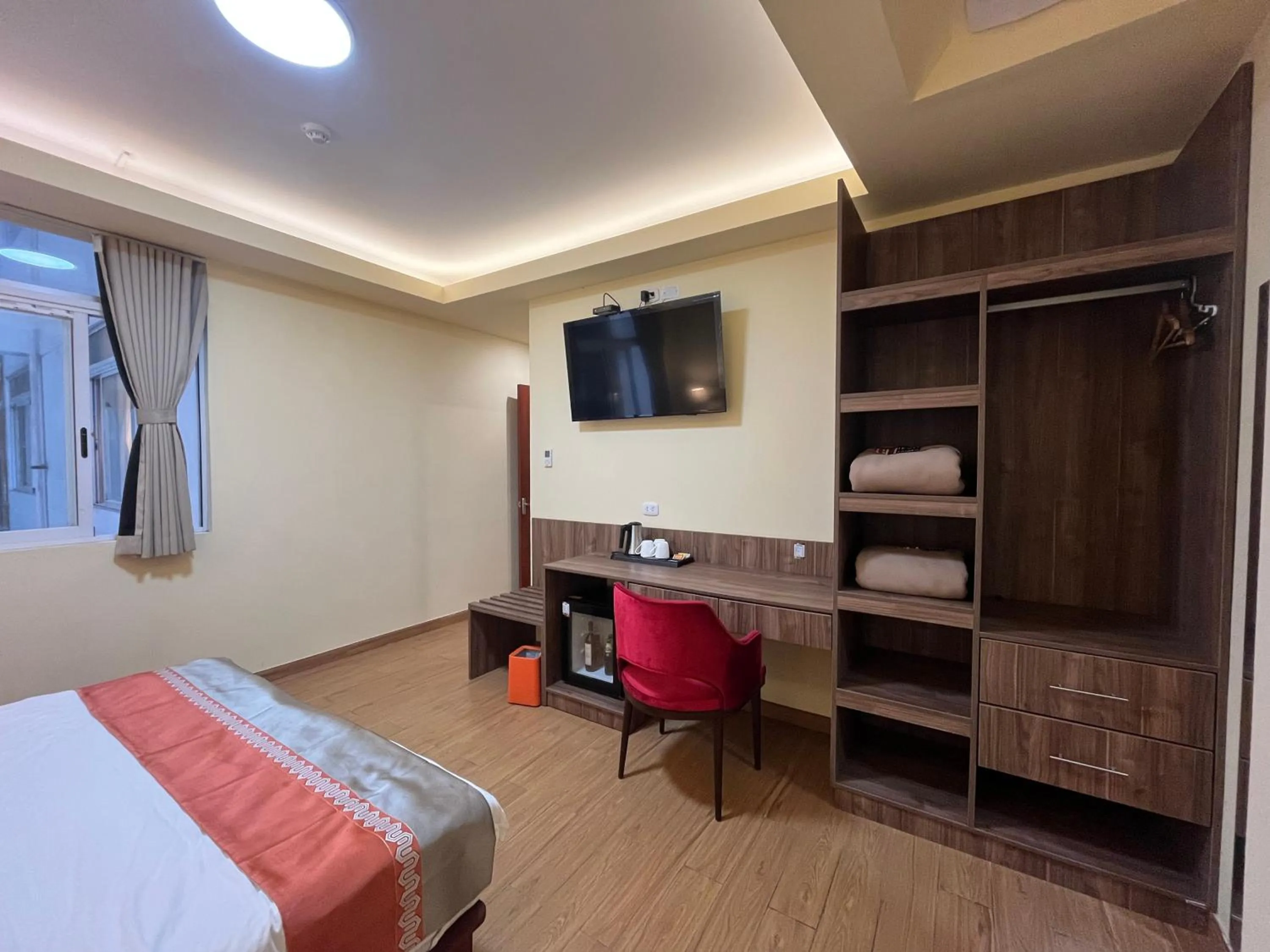 wardrobe, Bed in SM HOTEL Plus