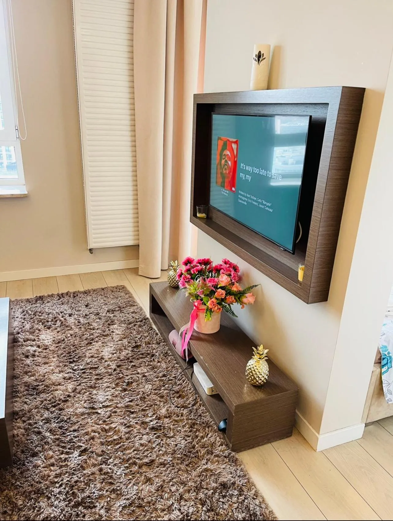 Communal lounge/ TV room in City Centre Platinum Towers Apartment