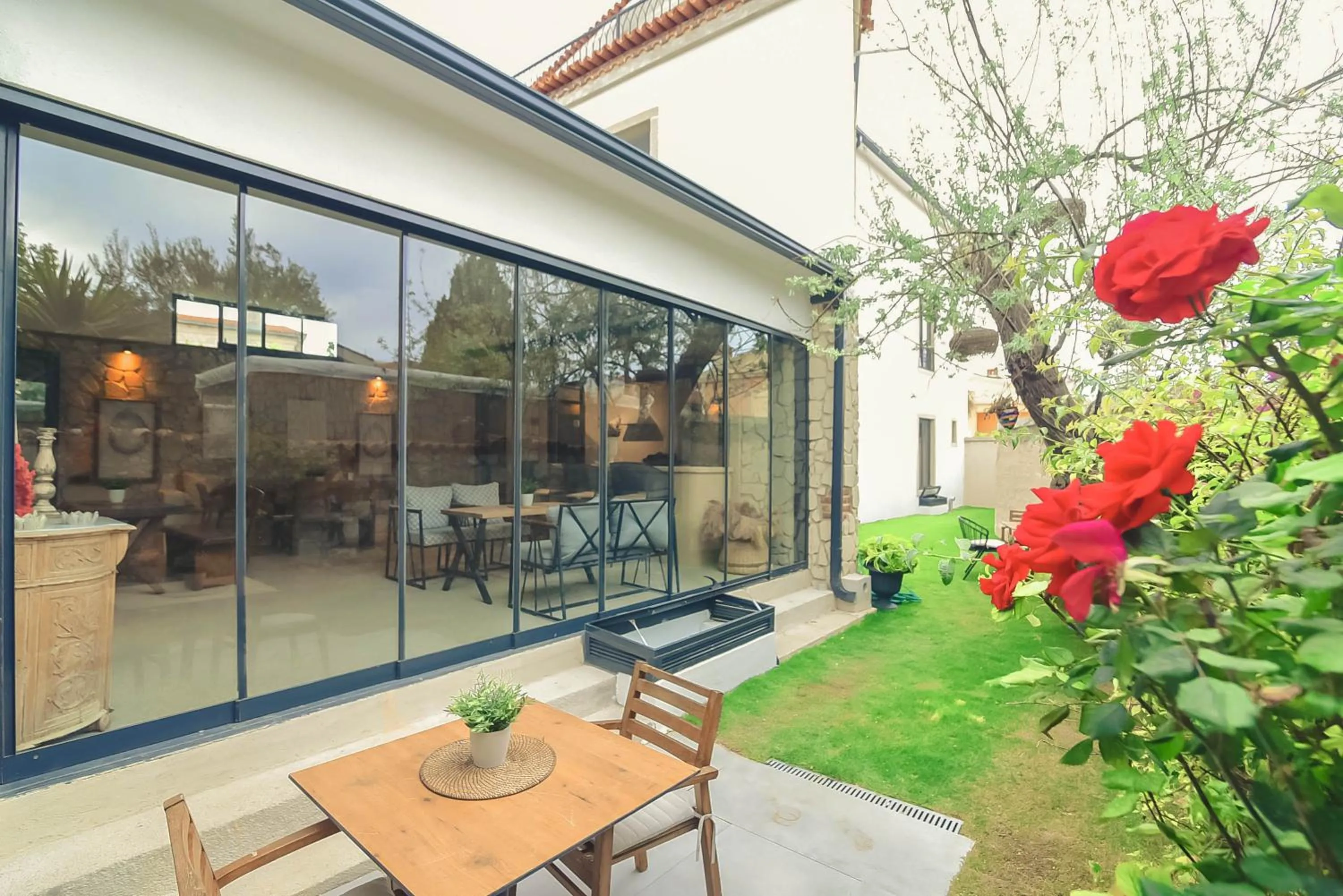 Property building in Sulty's Avlu