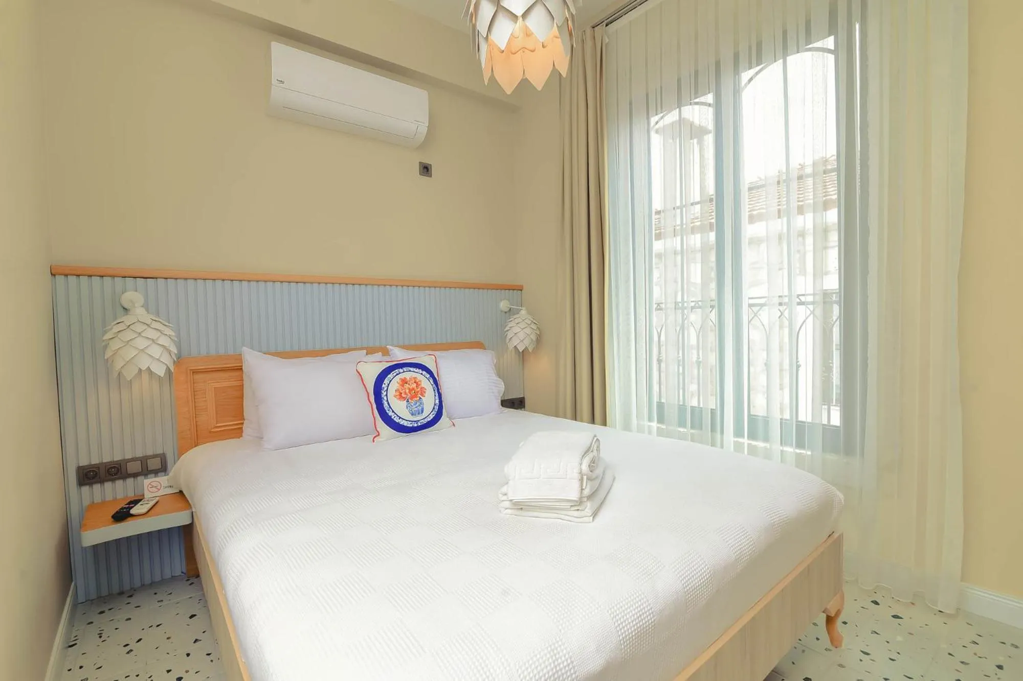 Photo of the whole room in Sulty's Avlu