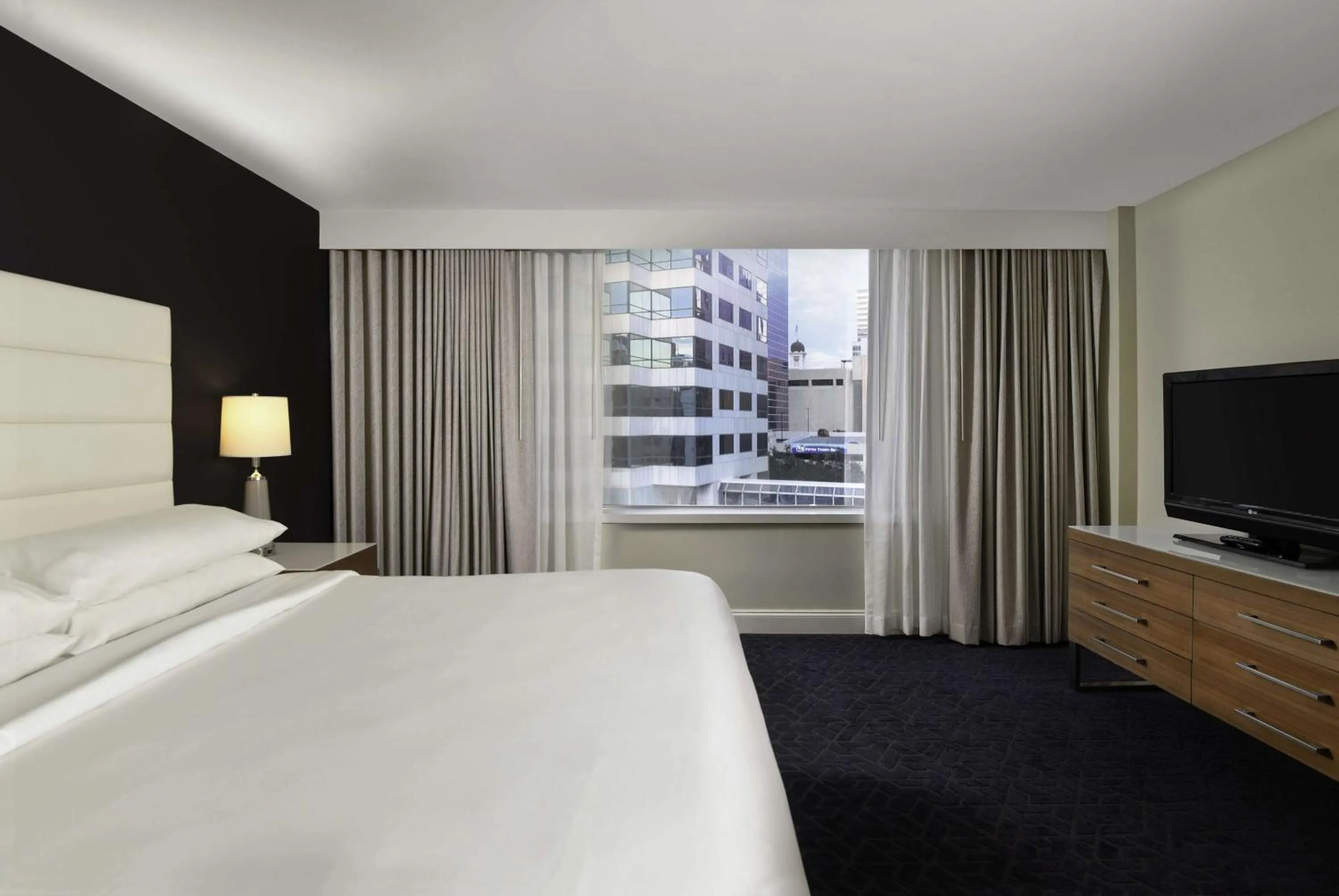 Bed in Hotel Tampa Riverwalk