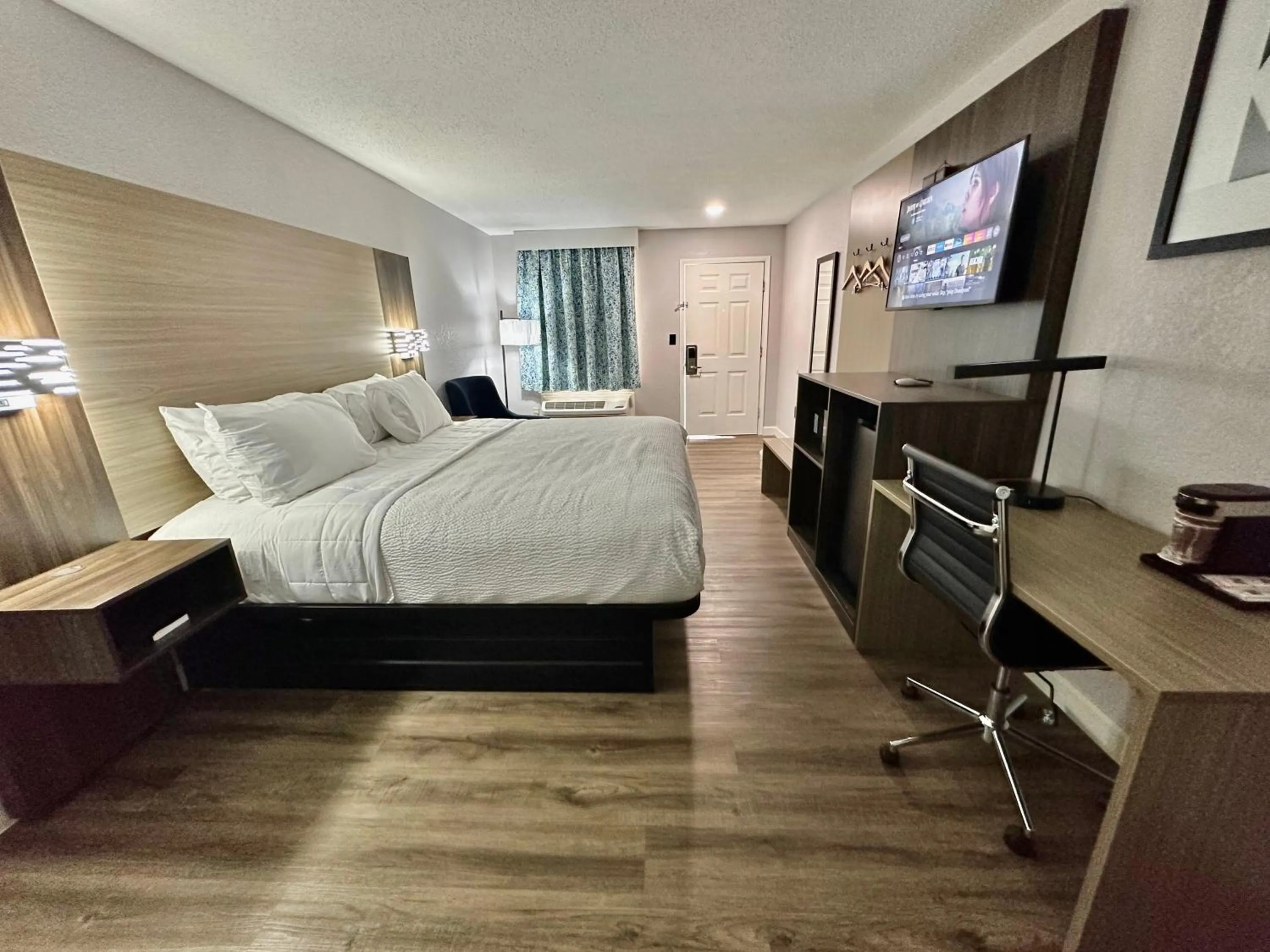 Photo of the whole room, Bed in Sylvester Inn