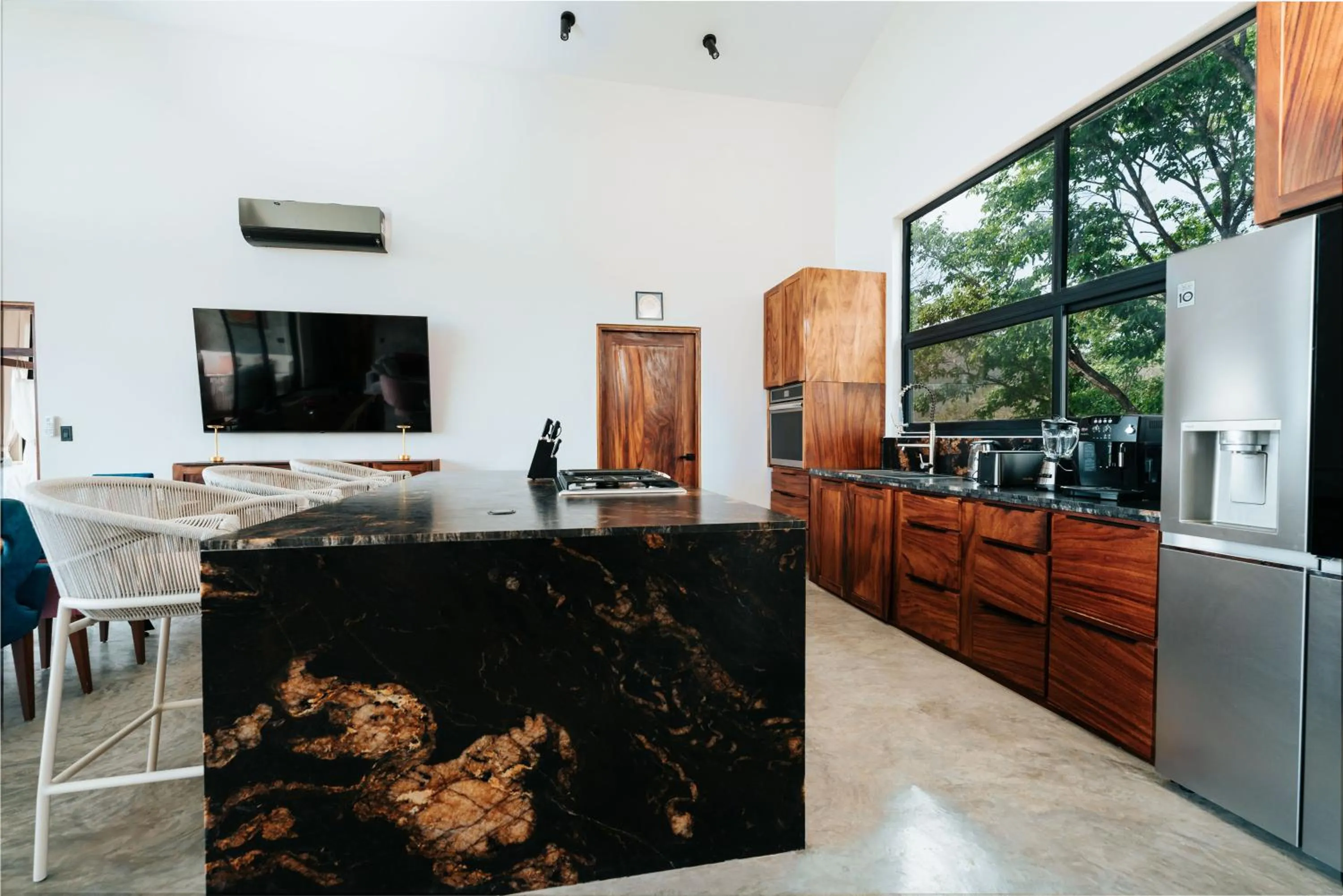 Kitchen or kitchenette in Alaya Yoga & Surf & Retreat