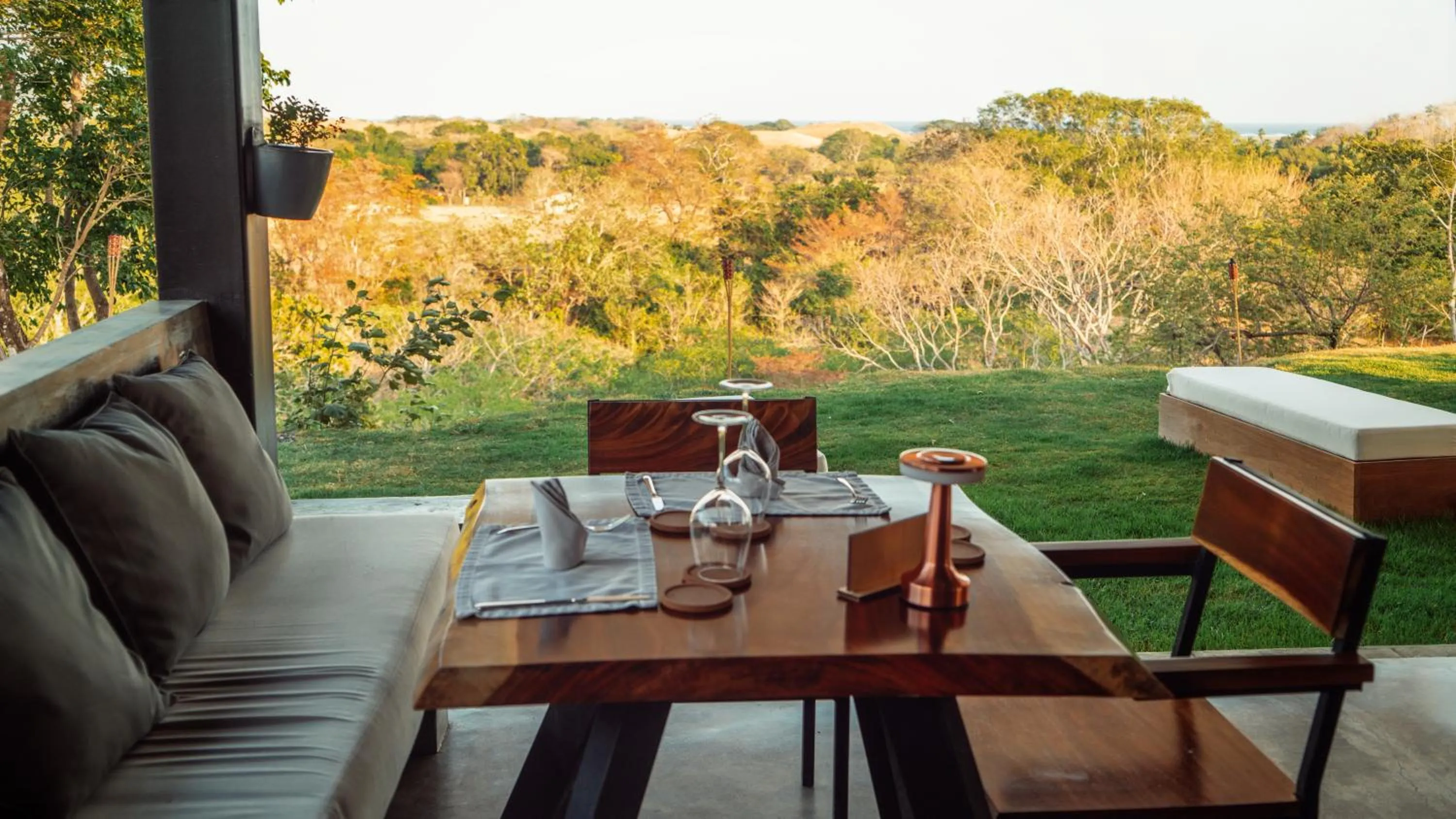 Restaurant/places to eat in Alaya Yoga & Surf & Retreat