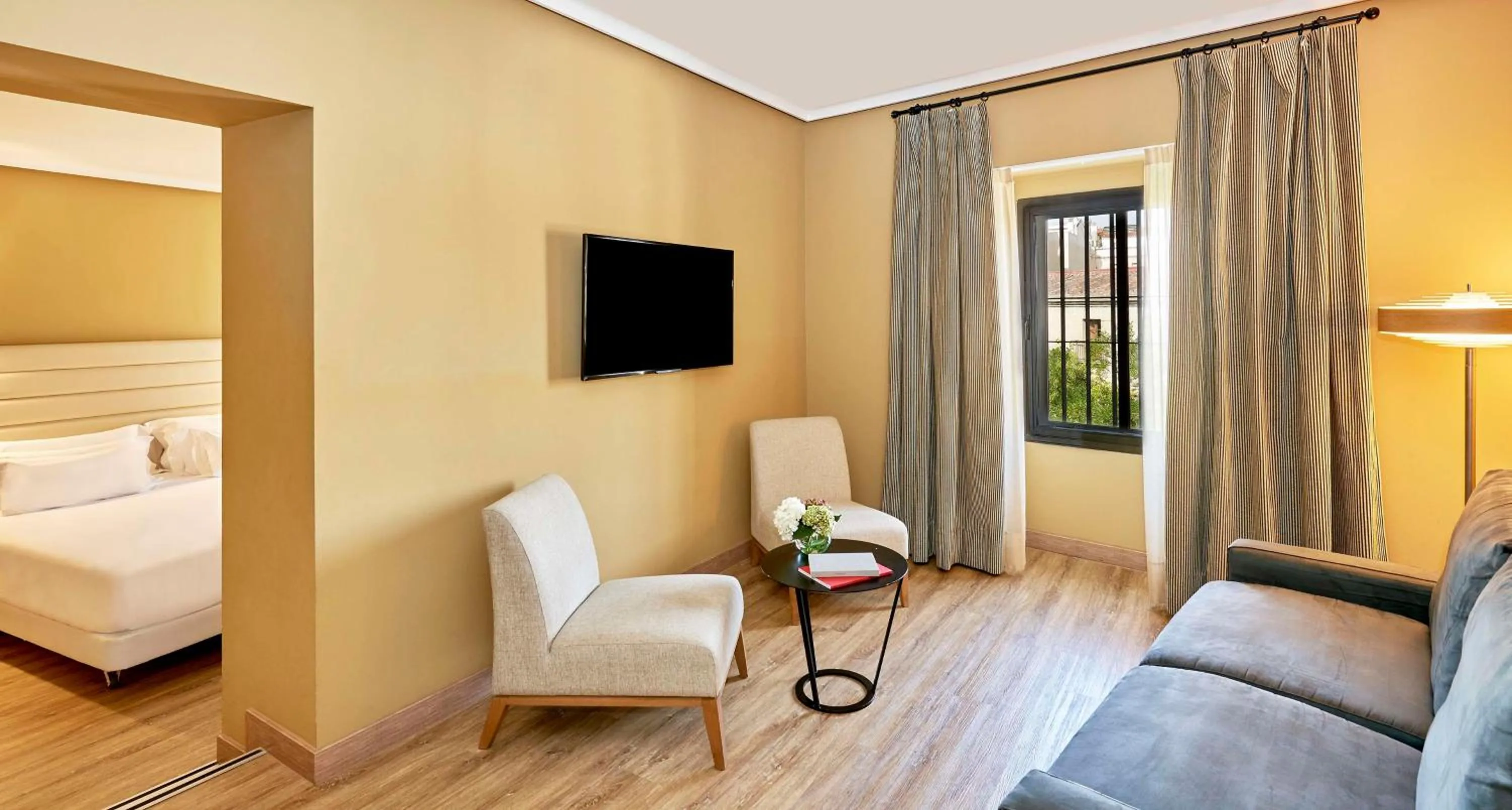 Photo of the whole room, Bed in NH Collection Cáceres Palacio de Oquendo