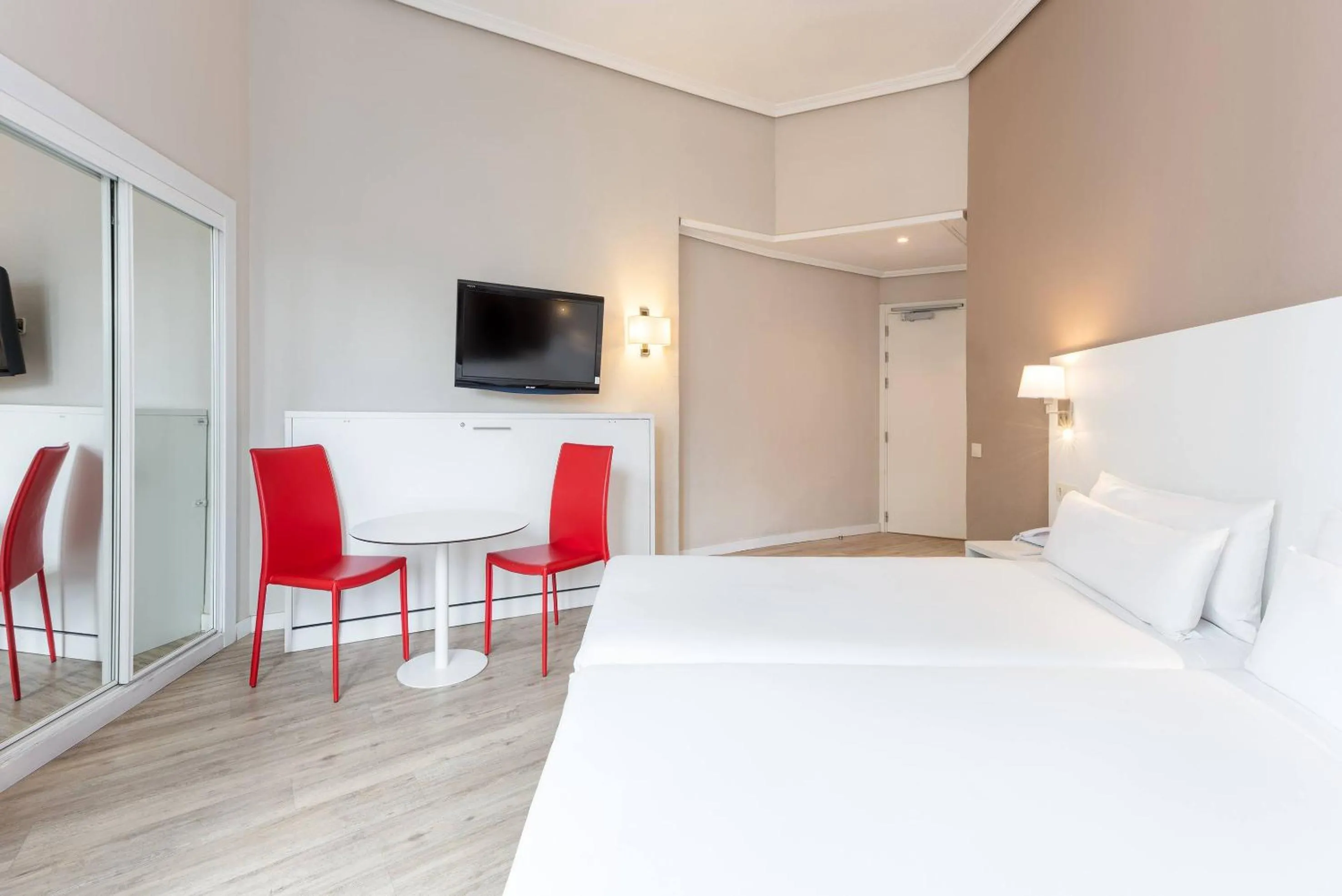 Property building in Hotel Madrid Gran Vía 25 Affiliated by Meliá