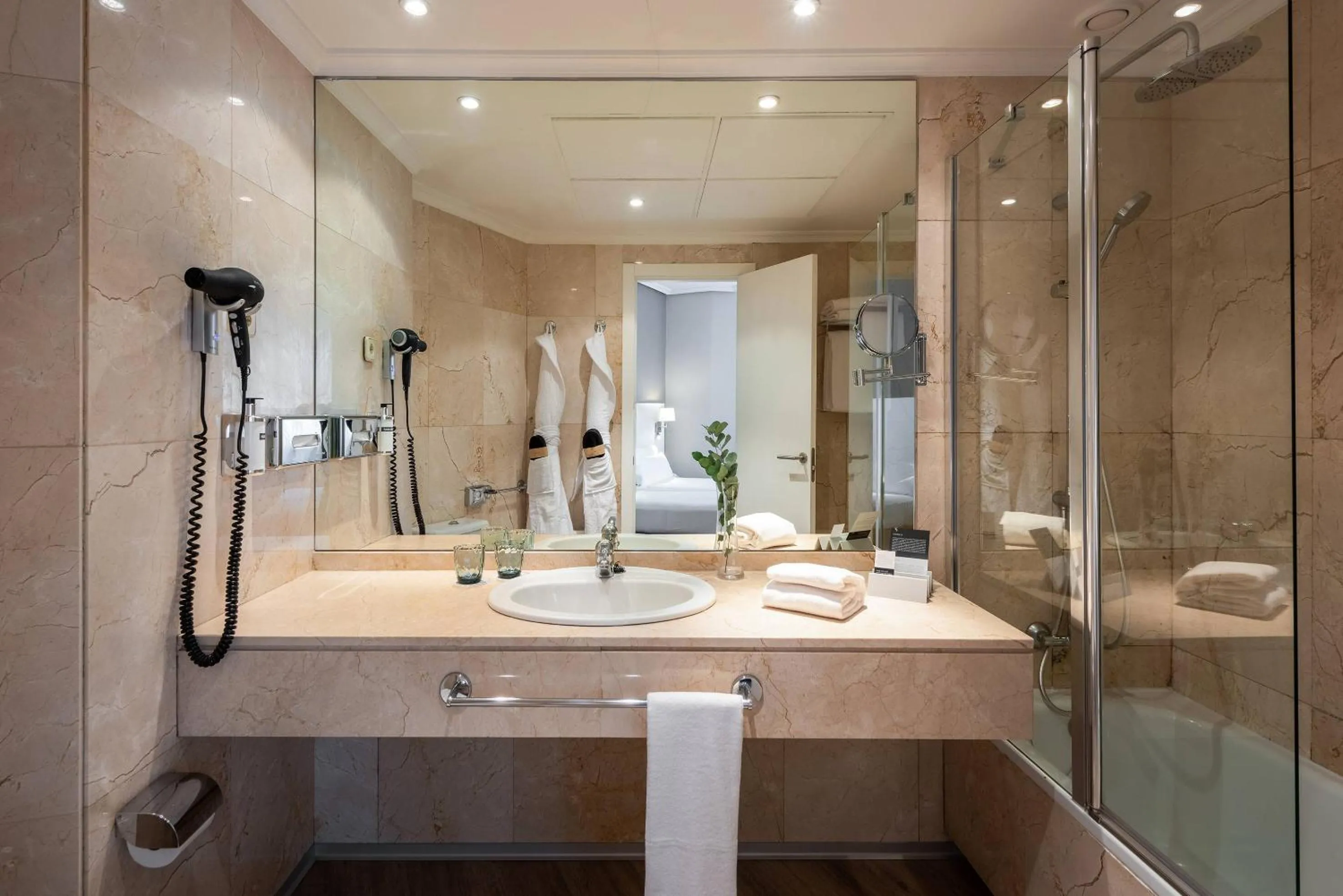 Shower in Hotel Madrid Gran Vía 25 Affiliated by Meliá