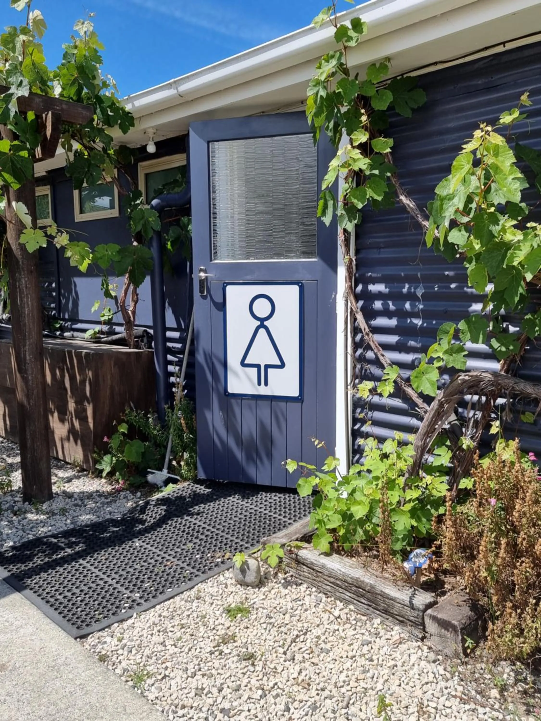 Bathroom in Cheviot Motels, Cabins and Camp