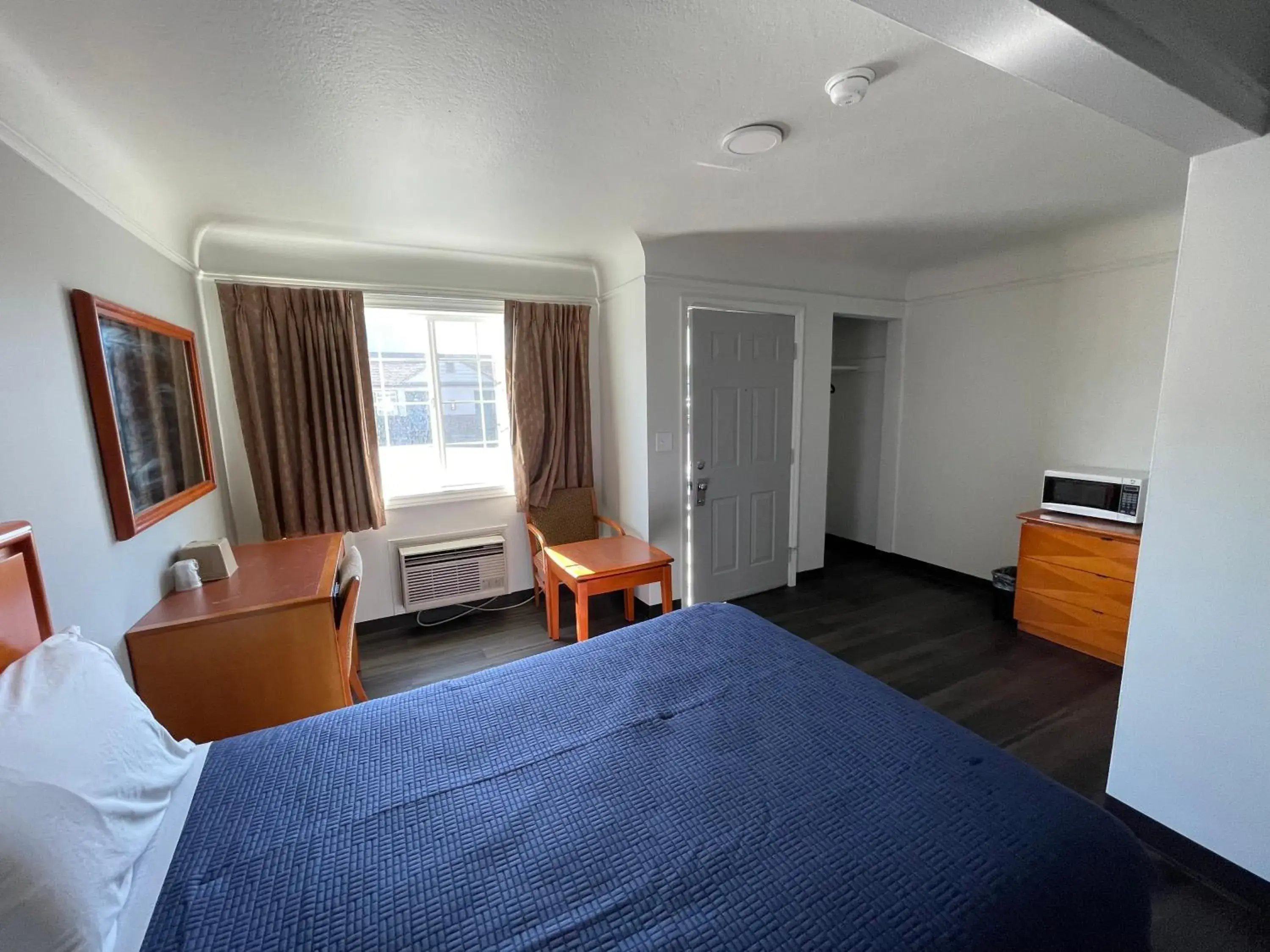 Single Room with Bathroom - single occupancy in Holiday Motel Single Room with Bathroom - single occupancy in Holiday Motel