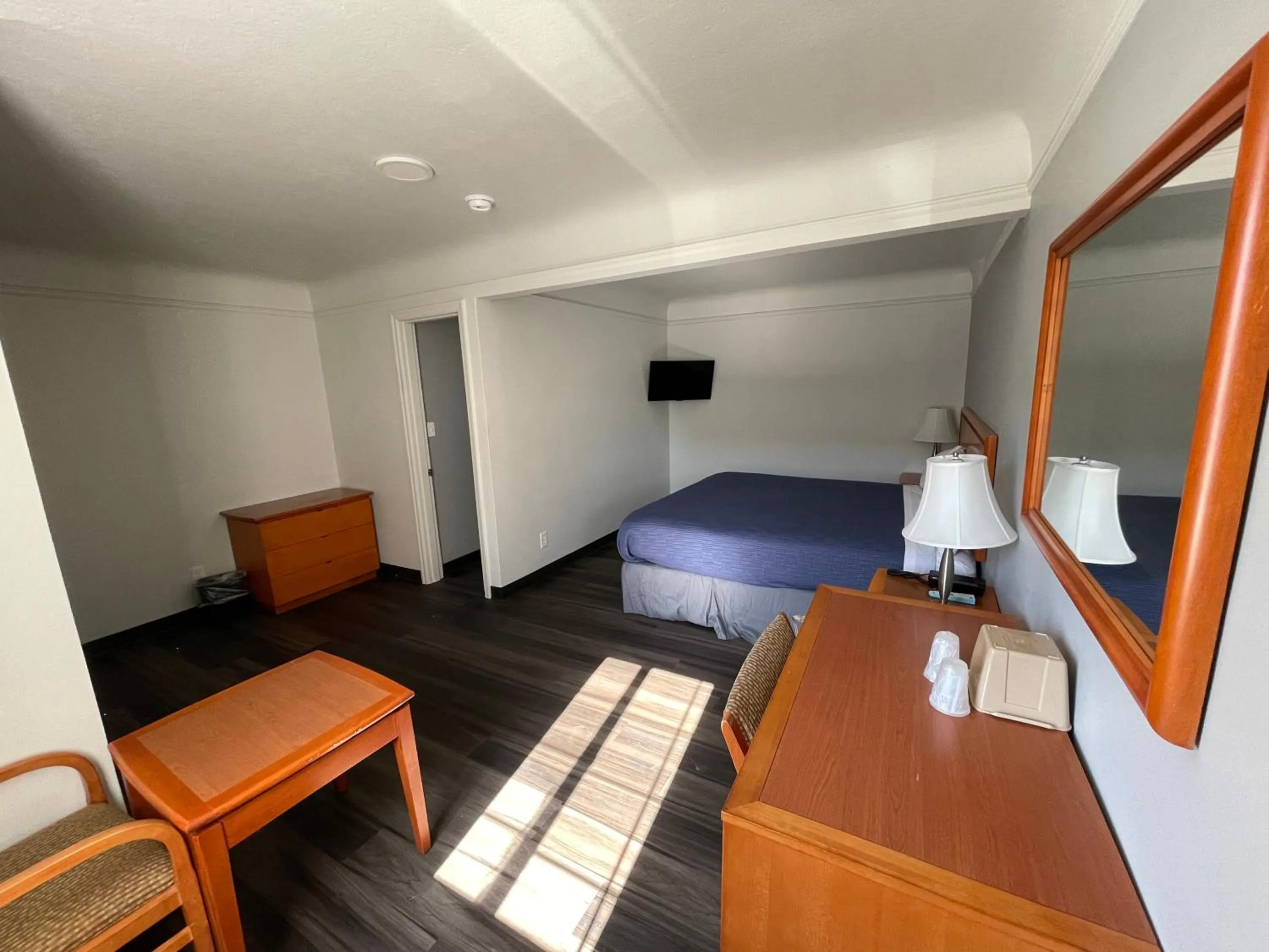 Photo of the whole room, Bed in Holiday Motel