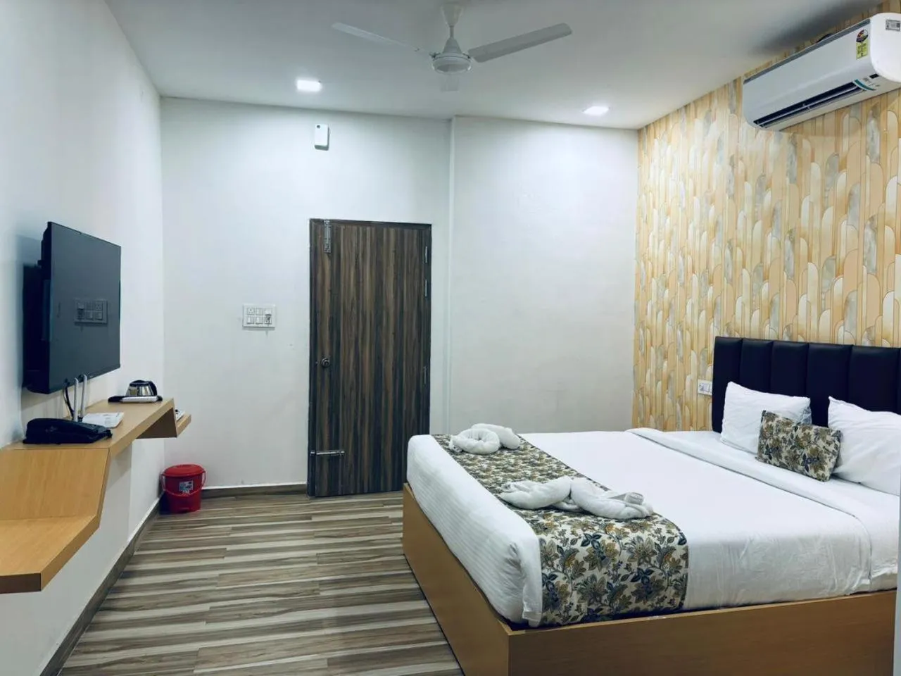 Communal lounge/ TV room, Bed in Hotel Park Airport Zone Hyderabad