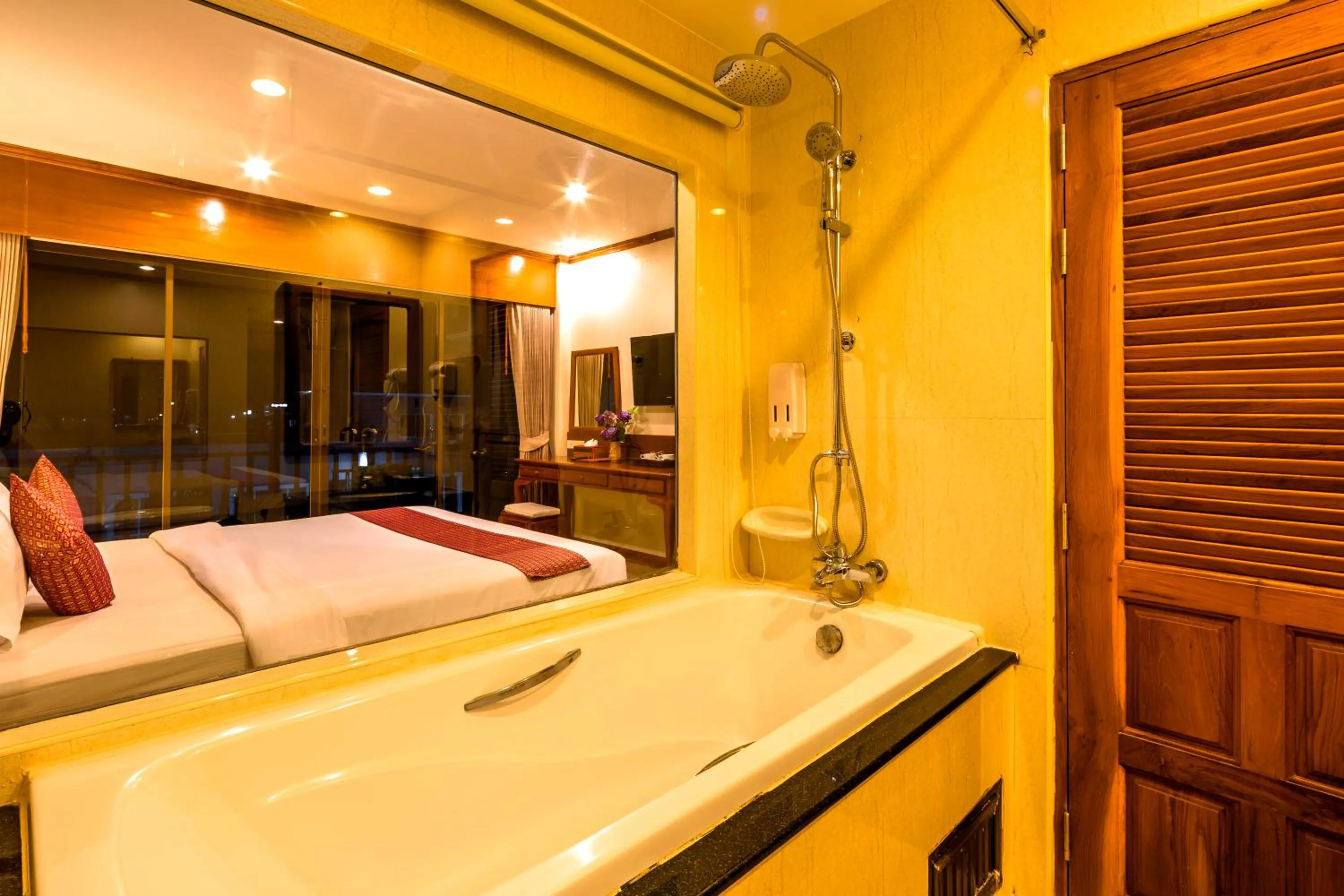 Bathroom, Bed in Patong Heaven