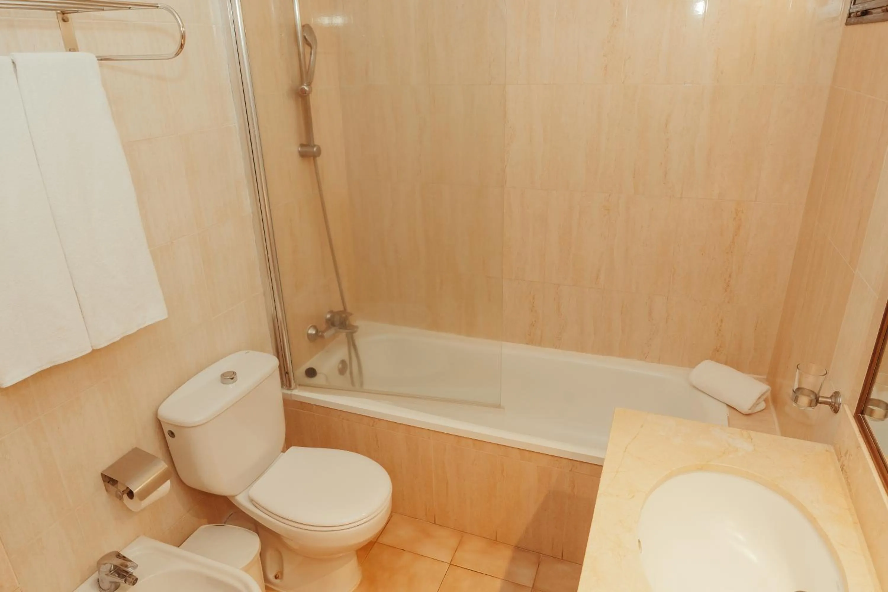 Bathroom in Hotel LIVVO Lago Taurito & Aquapark