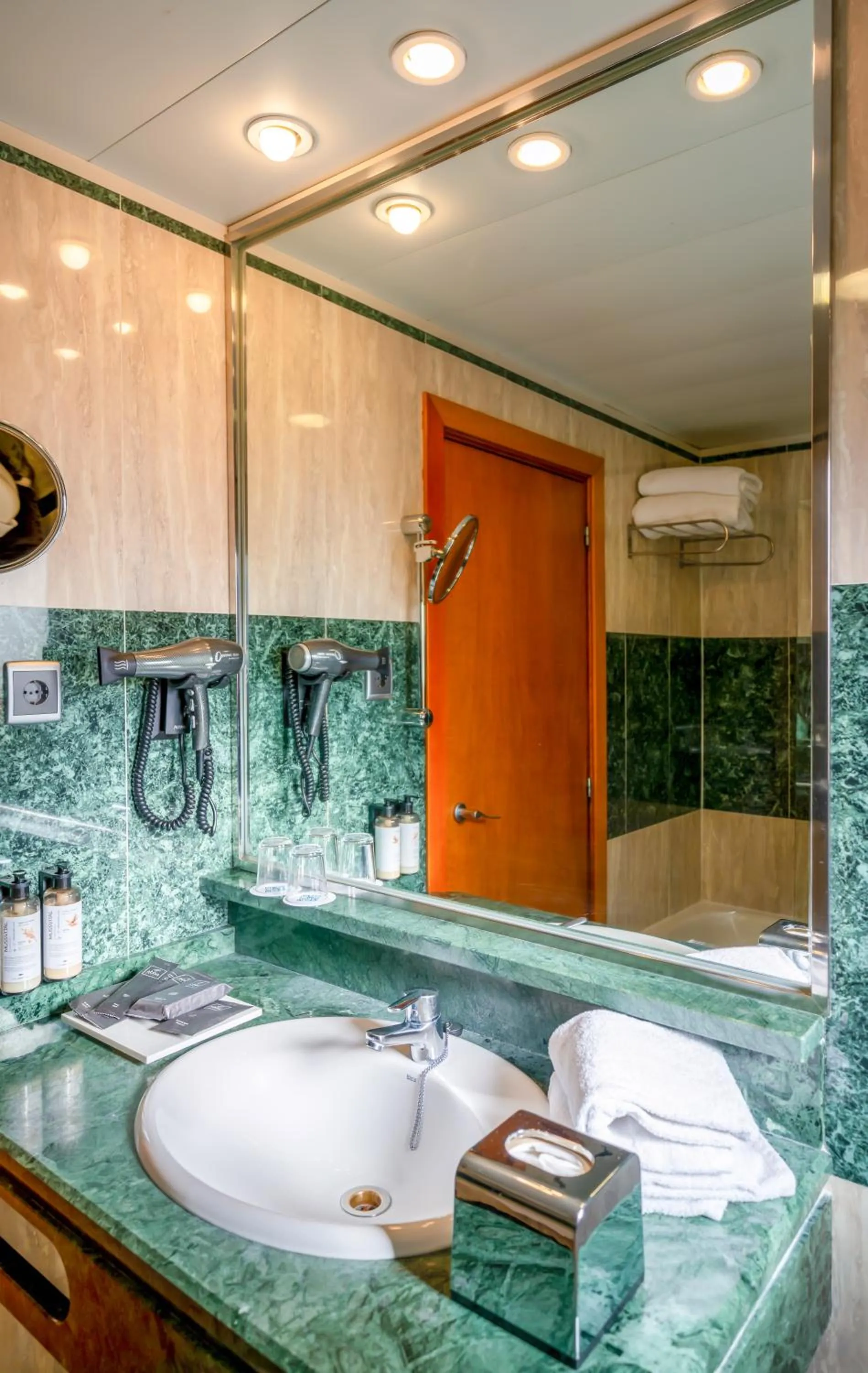 Bathroom in Abba Rambla Hotel