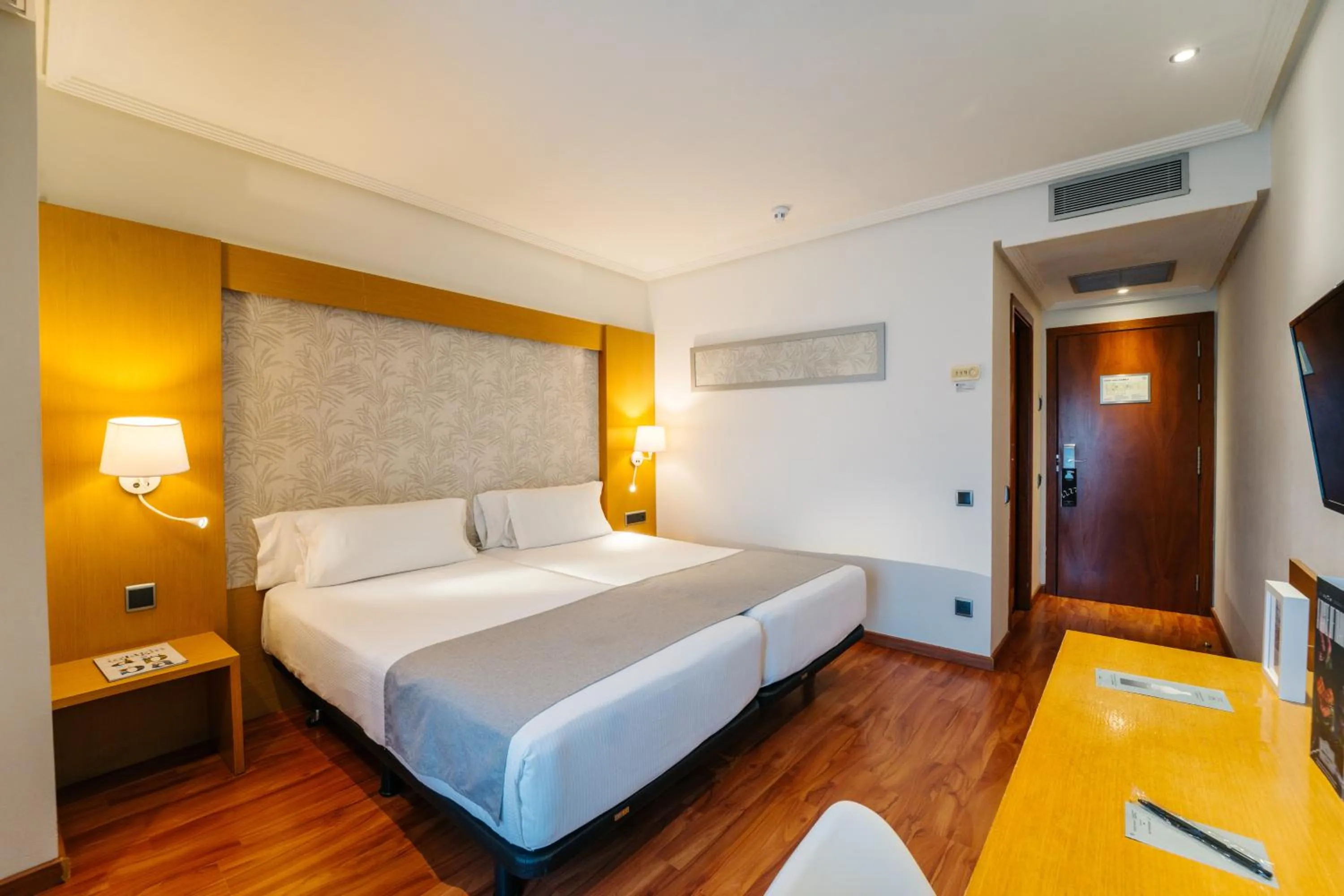 Photo of the whole room, Bed in Abba Rambla Hotel