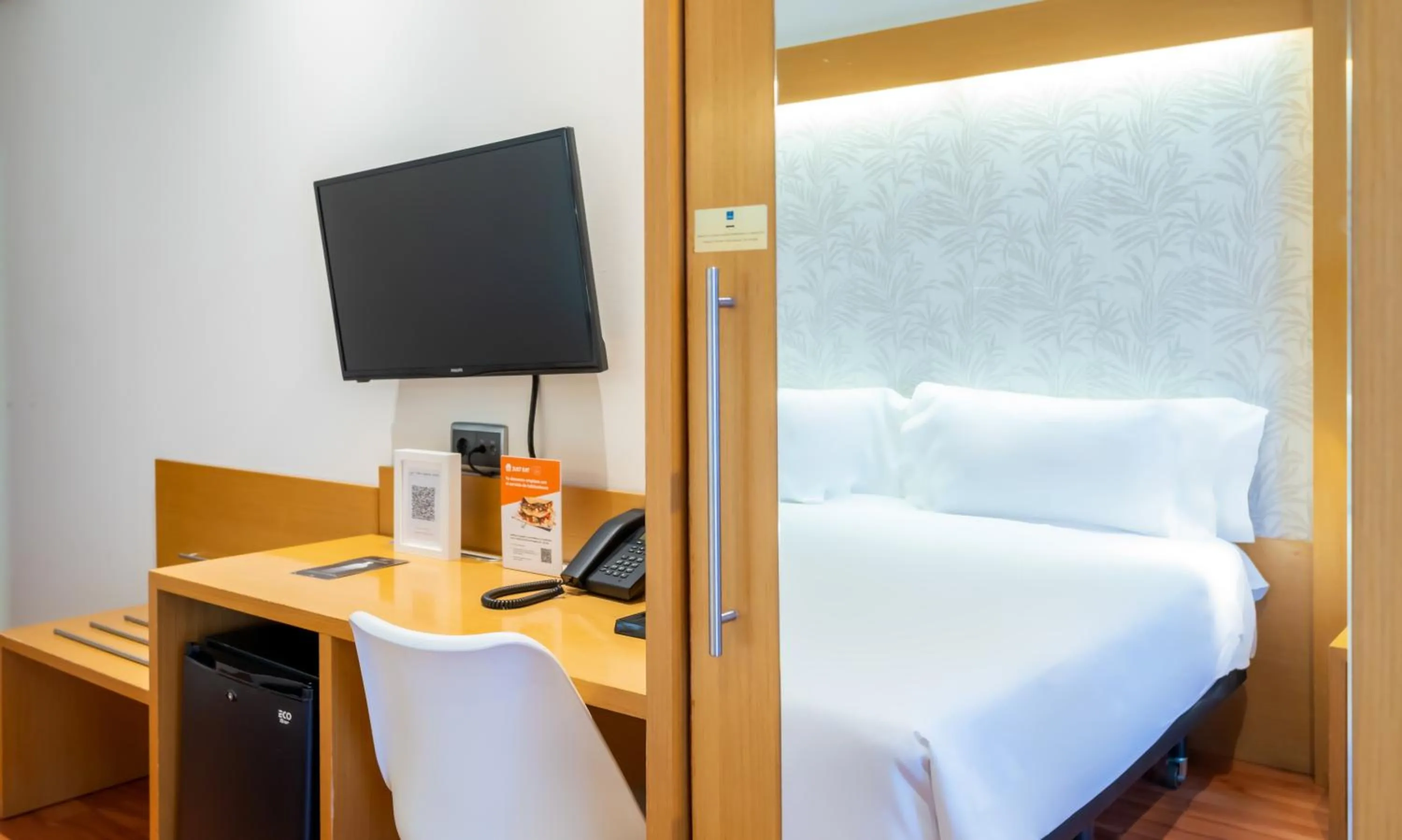 wardrobe, Bed in Abba Rambla Hotel