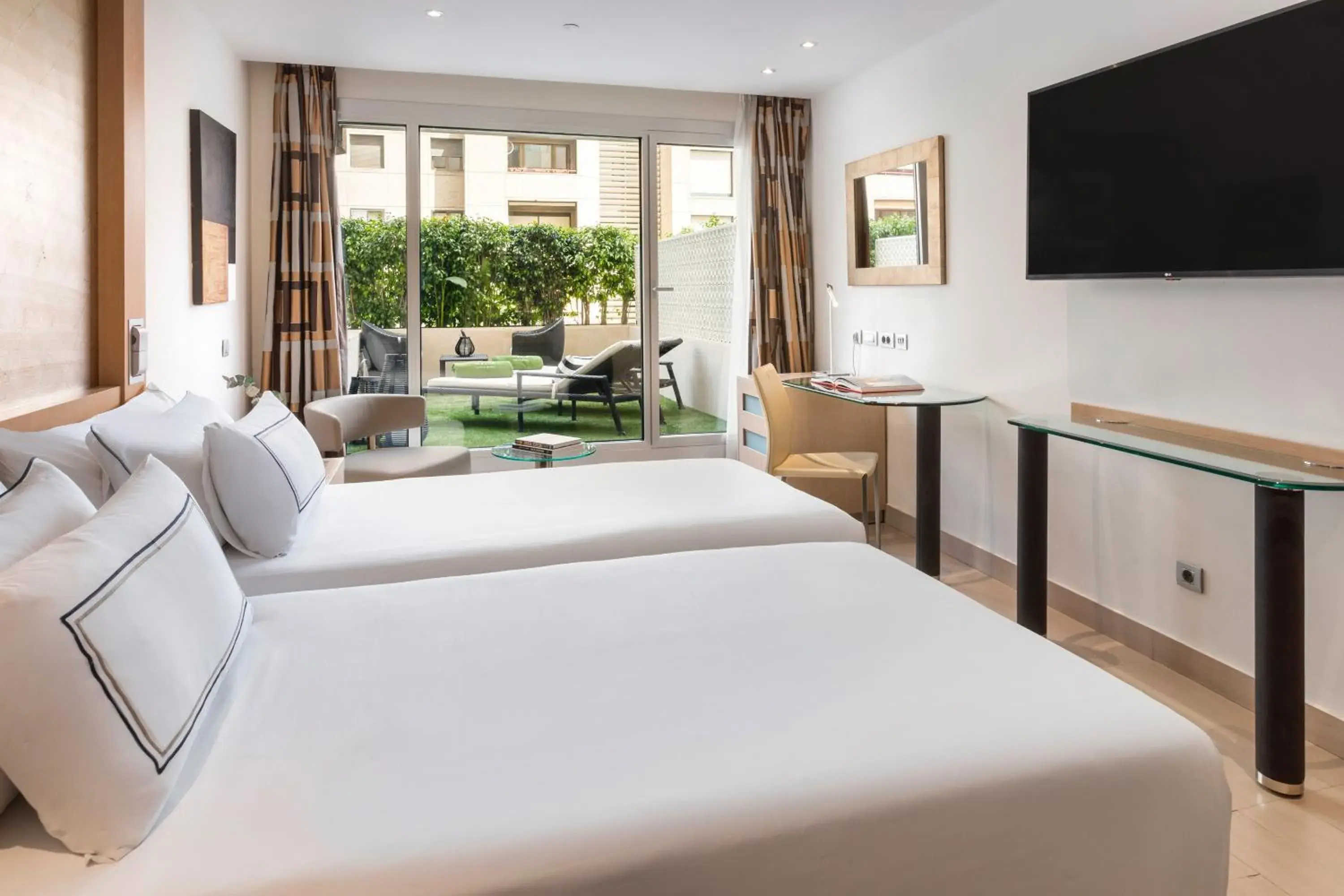 Communal lounge/ TV room, Bed in Melia Sevilla Communal lounge/ TV room, Bed in Melia Sevilla