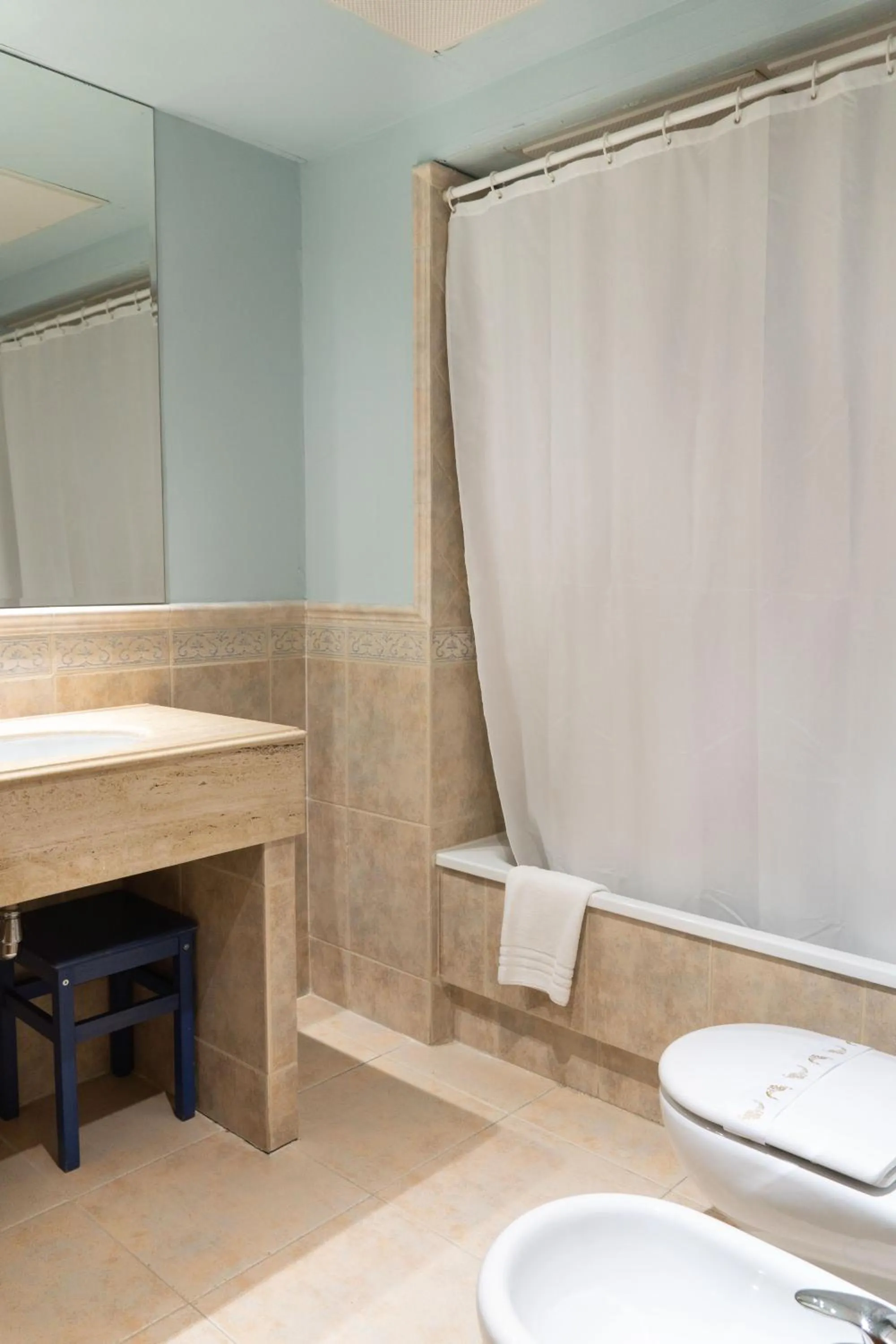 Toilet in Hotel Alda Mercado de Zamora