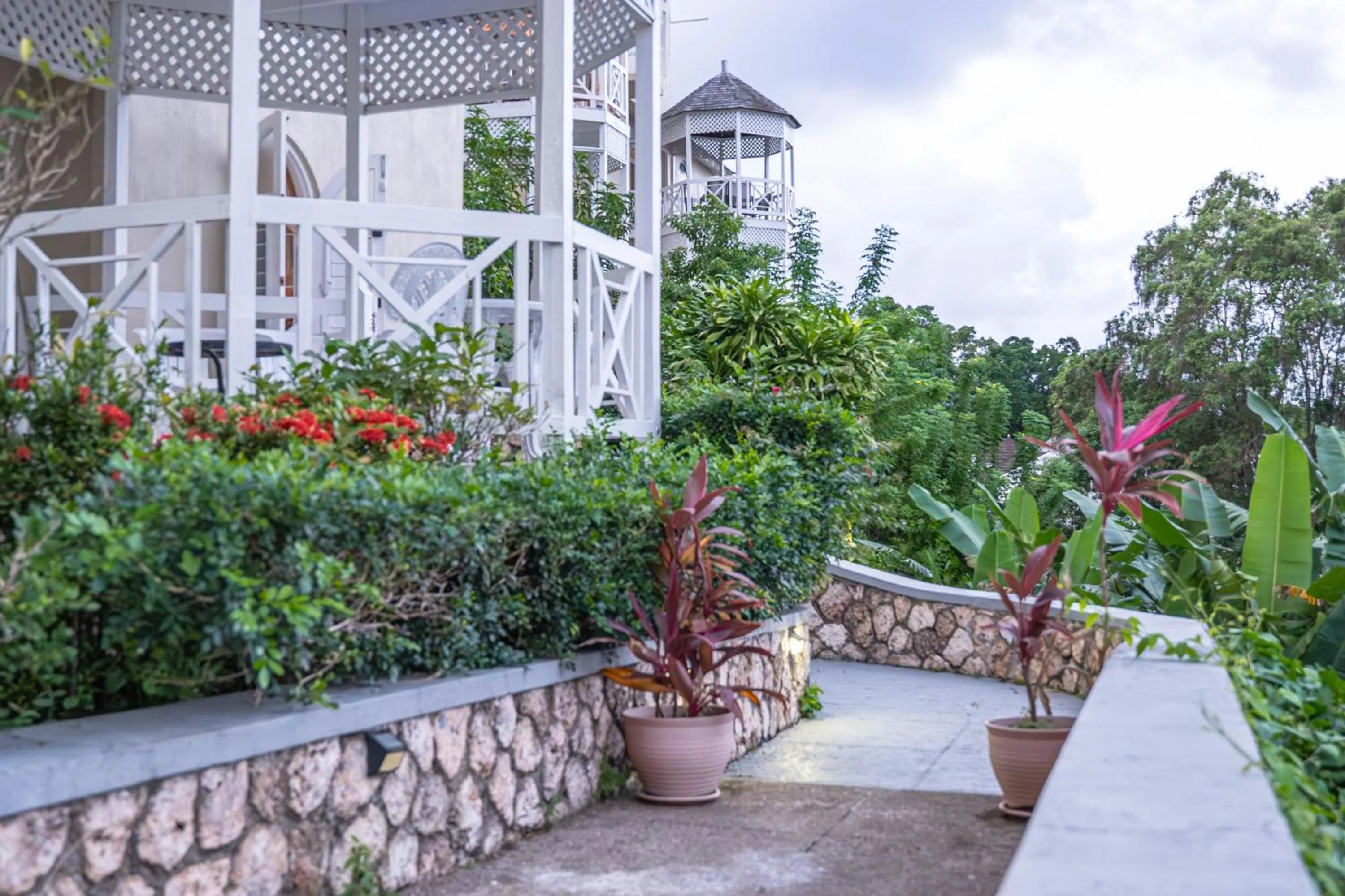 Property building in Hummingbird Retreat - Luxury Oceanview Apt, 7-Minute Walk to Beach