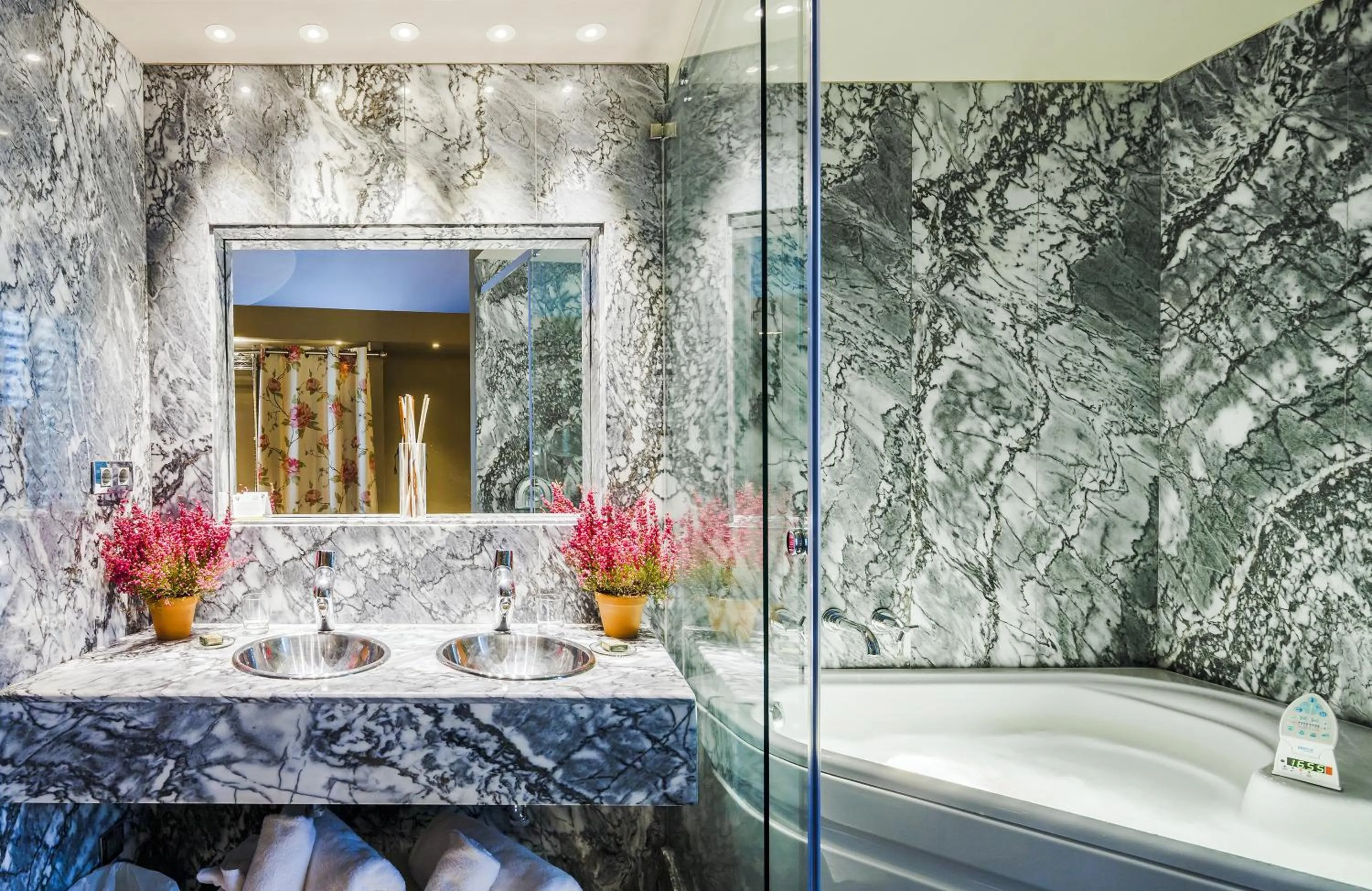 Hot Tub in Hotel Nature Oviedo