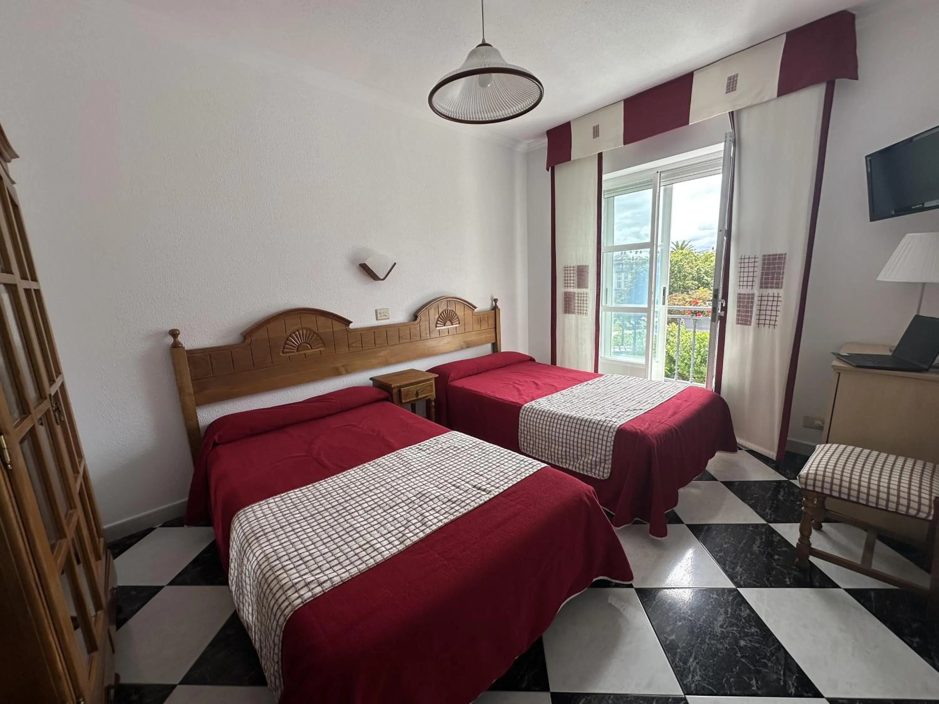Standard Double Room with Two Double Beds in Hotel Mediante