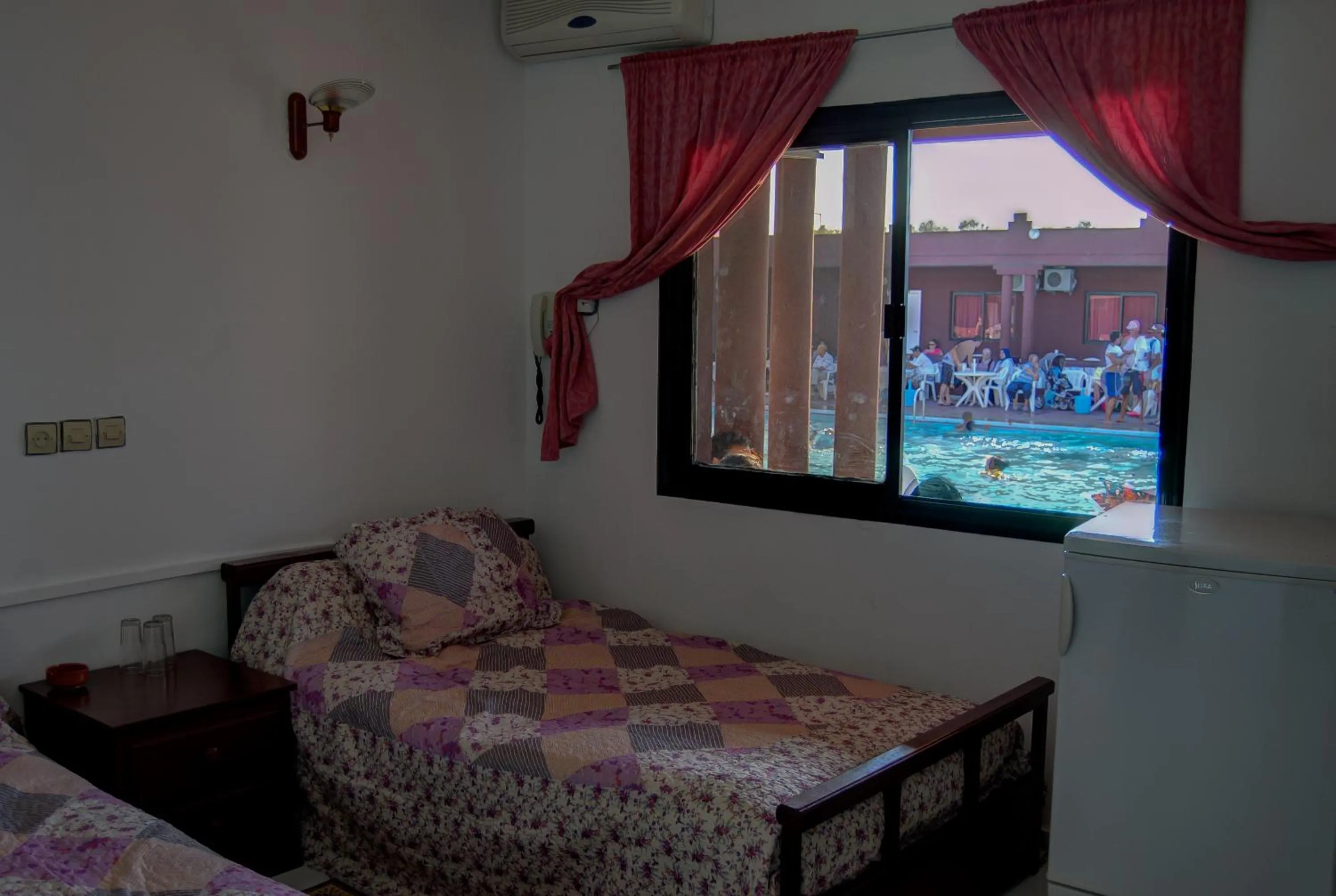 Pool view, Bed in Hôtel Briech & Spa