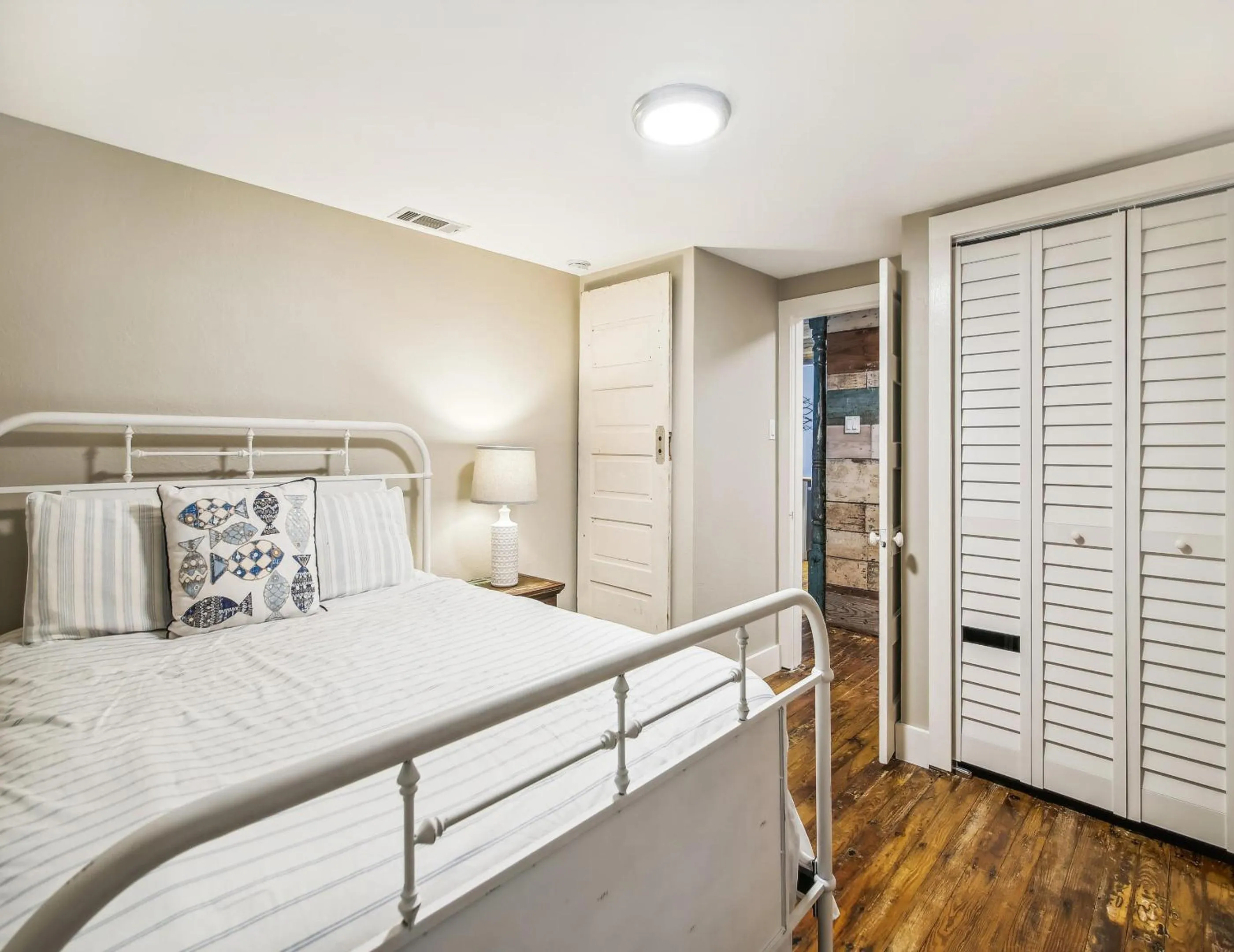 Property building, Bed in The Wooden Fin