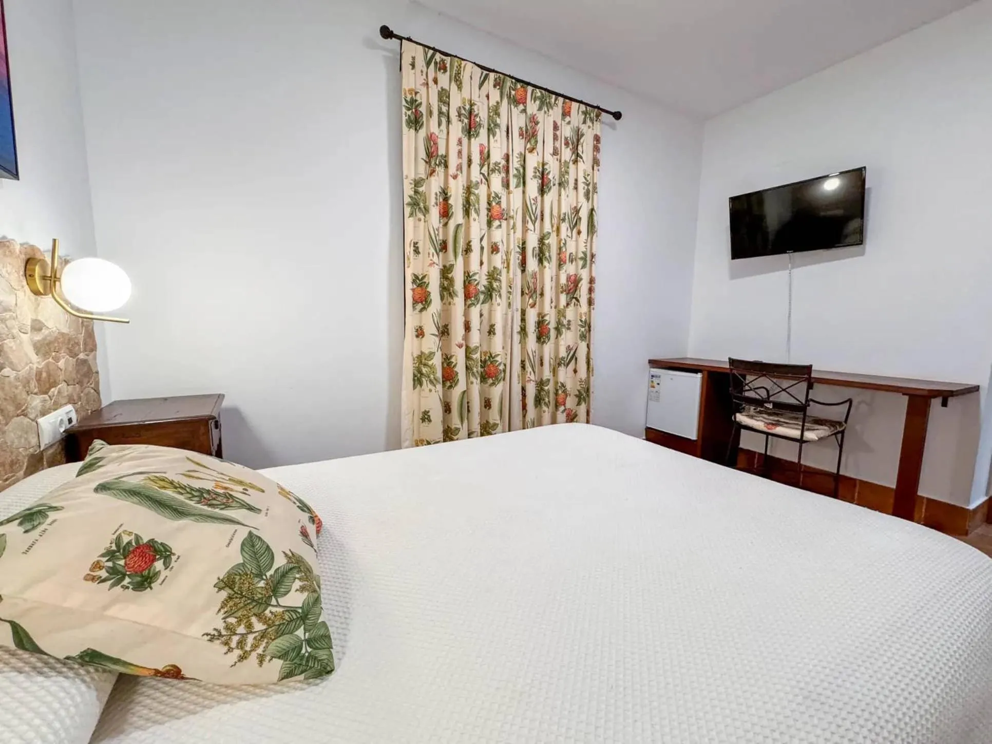 Photo of the whole room, Bed in Hotel Valsequillo