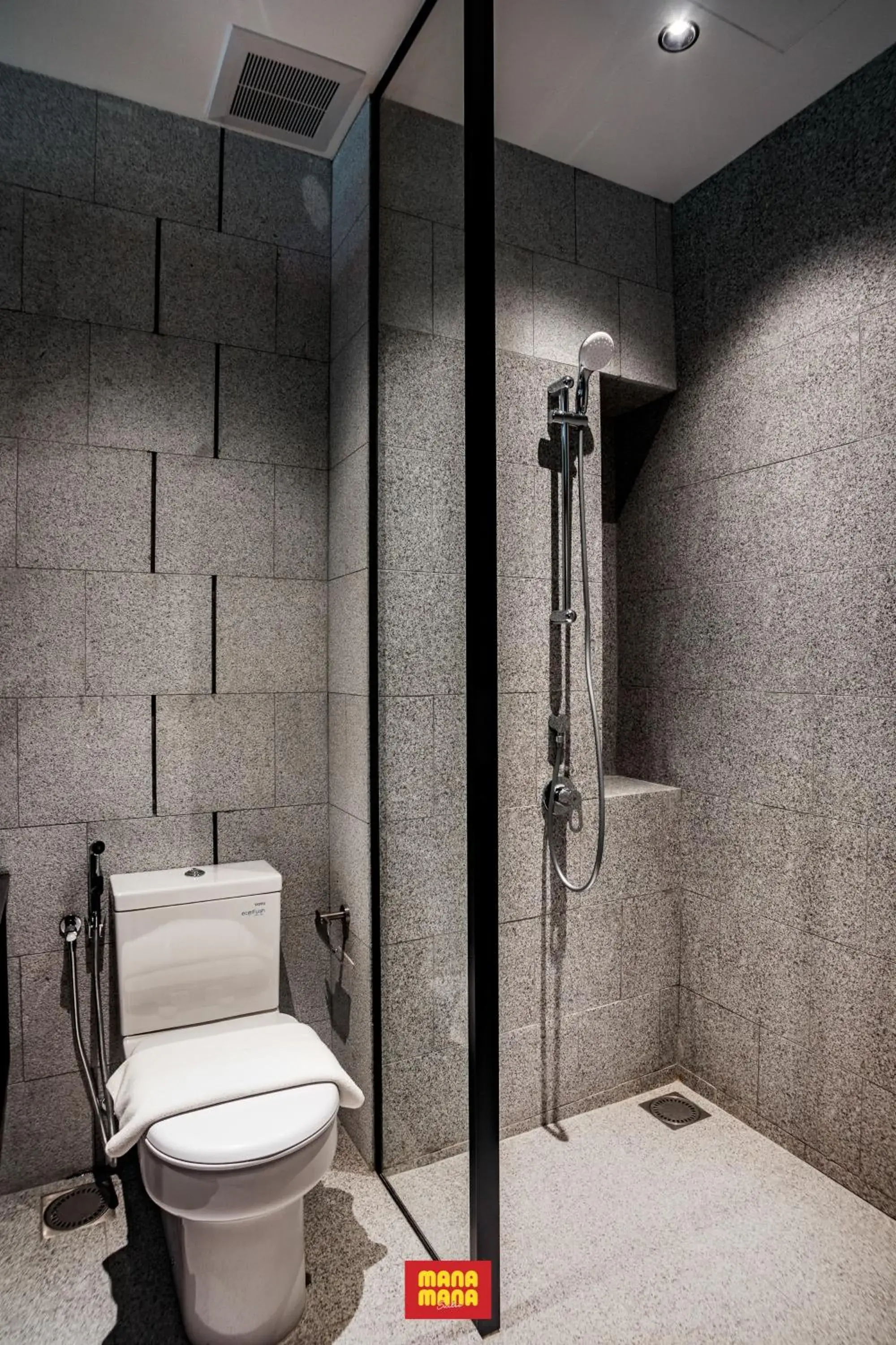 Shower in Scarletz Mana-Mana Suites KLCC Shower in Scarletz Mana-Mana Suites KLCC