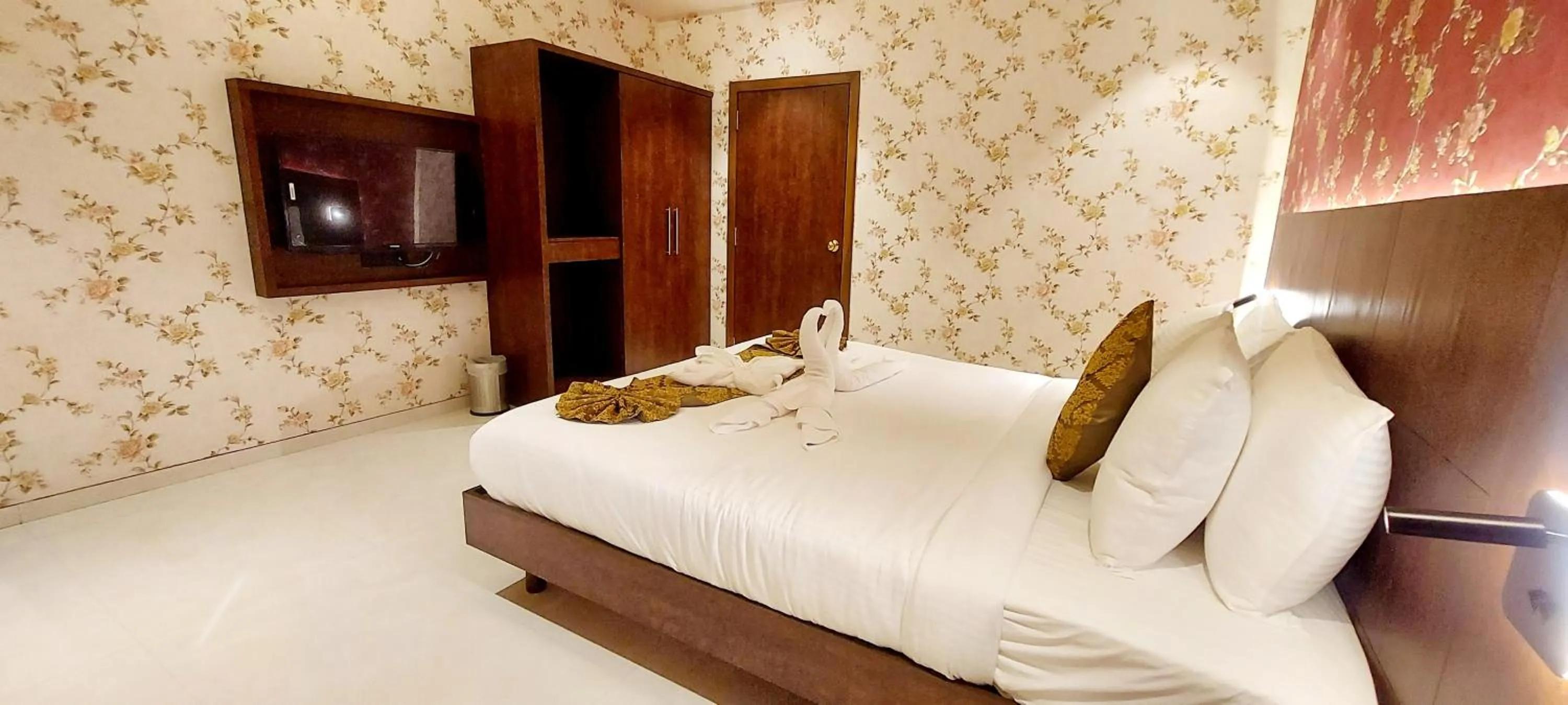 Bedroom, Bed in Hotel Madhuban