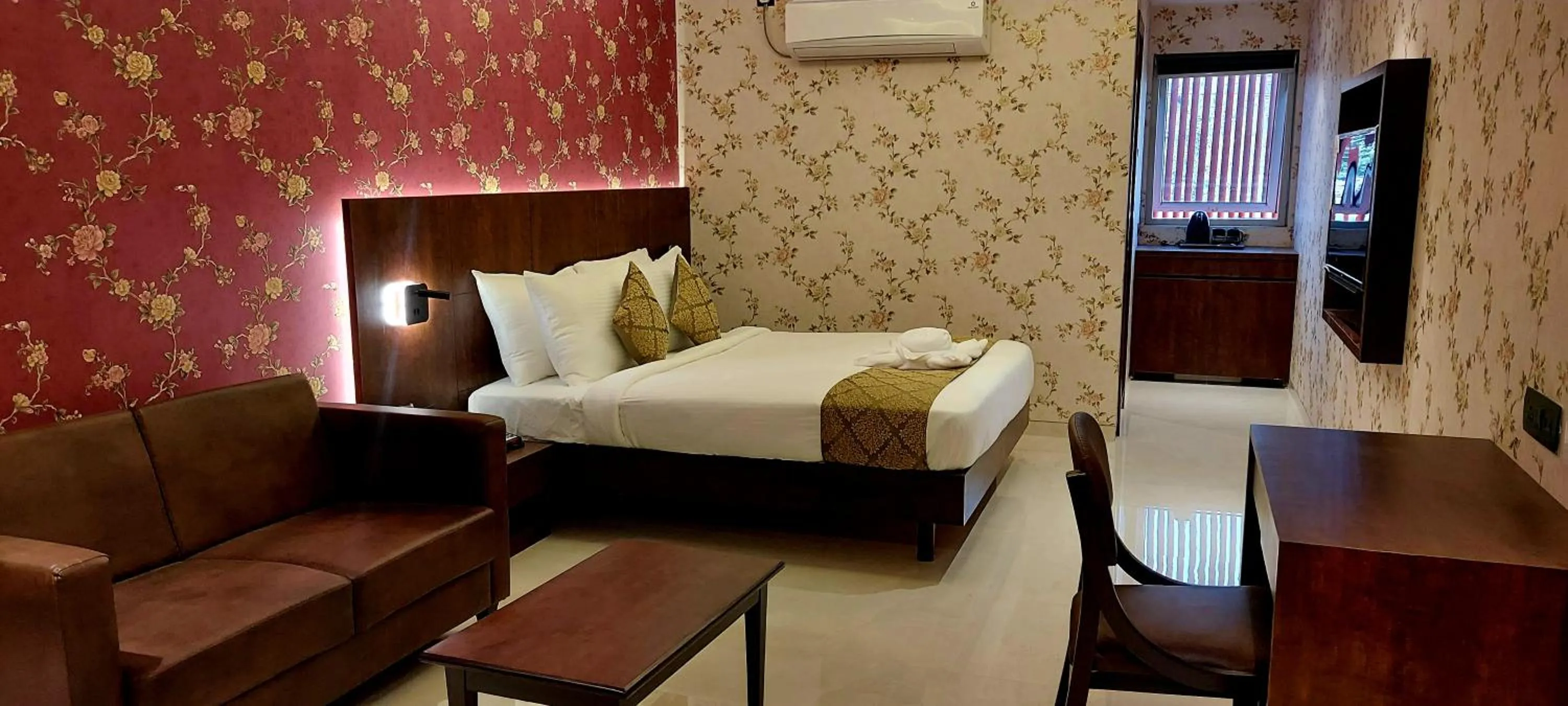 Bedroom, Bed in Hotel Madhuban