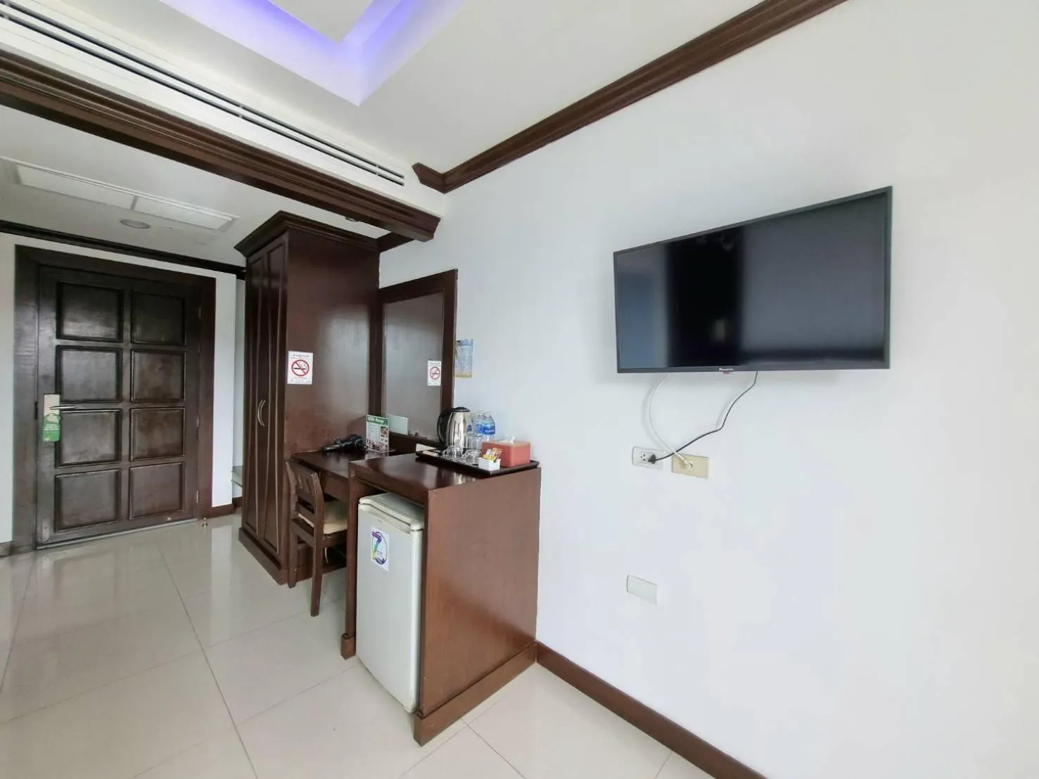 Communal lounge/ TV room in 77 Patong Hotel & Spa