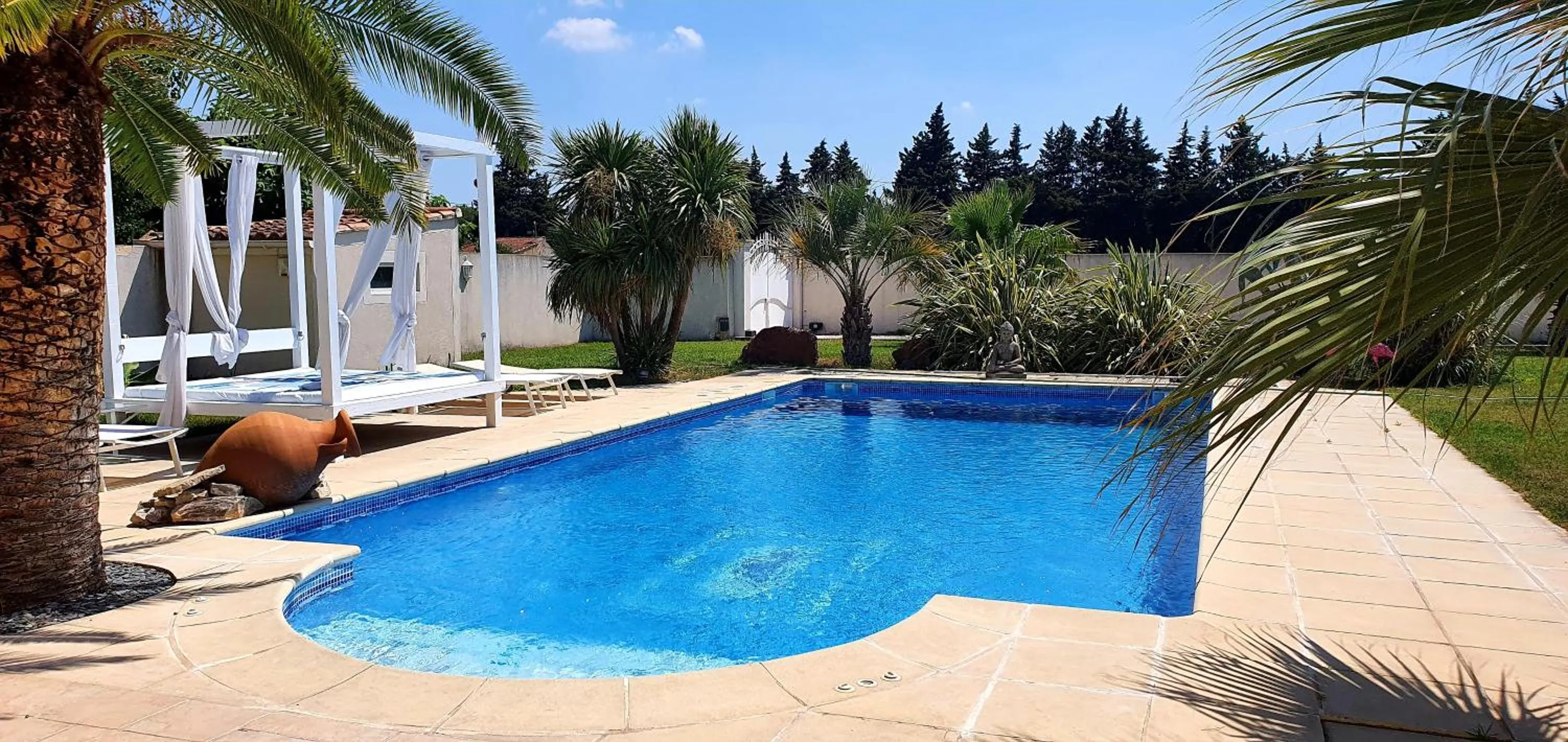 Pool view in Appartement Carpe diem