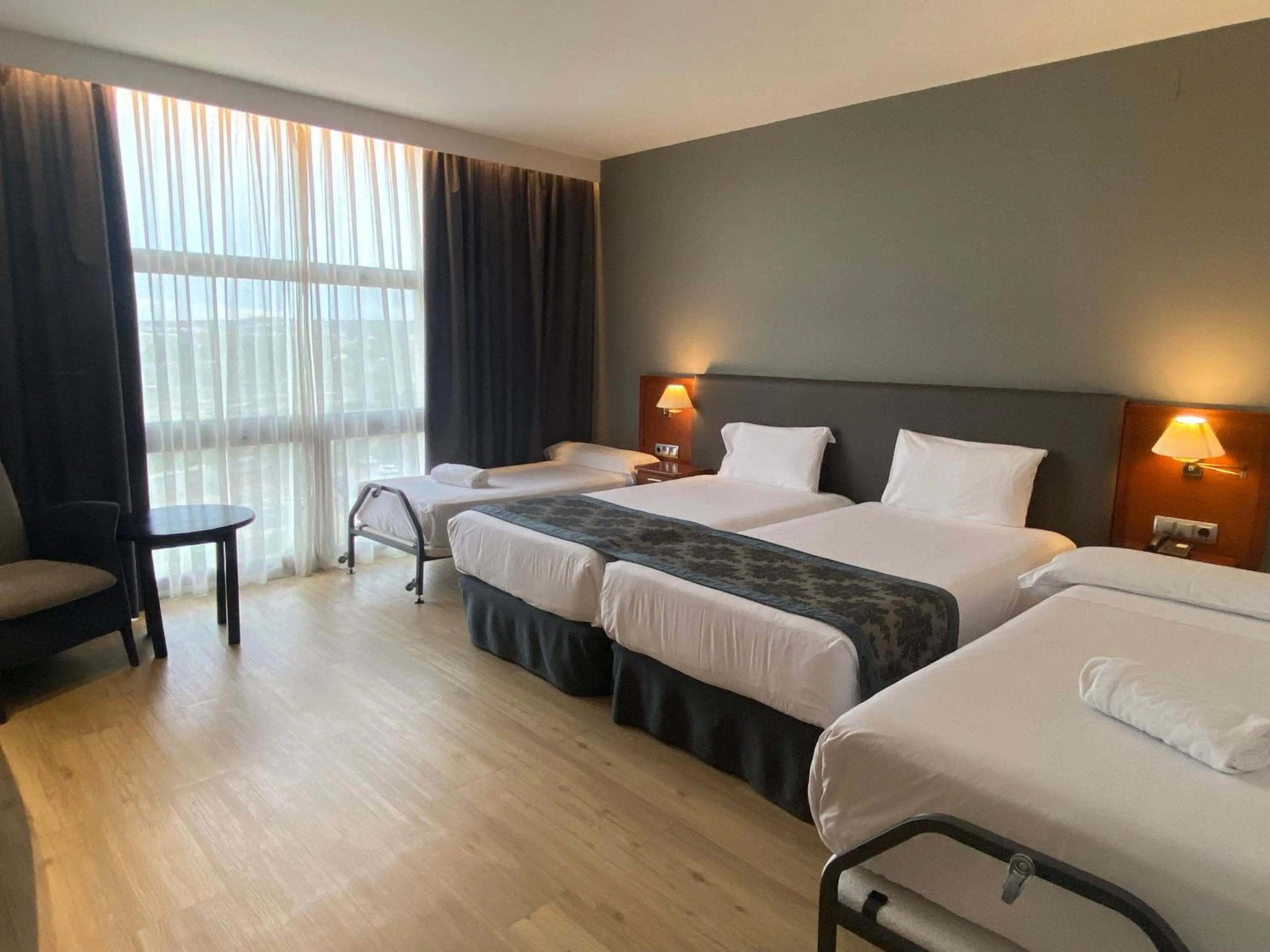 Photo of the whole room, Bed in Exe Isla Cartuja