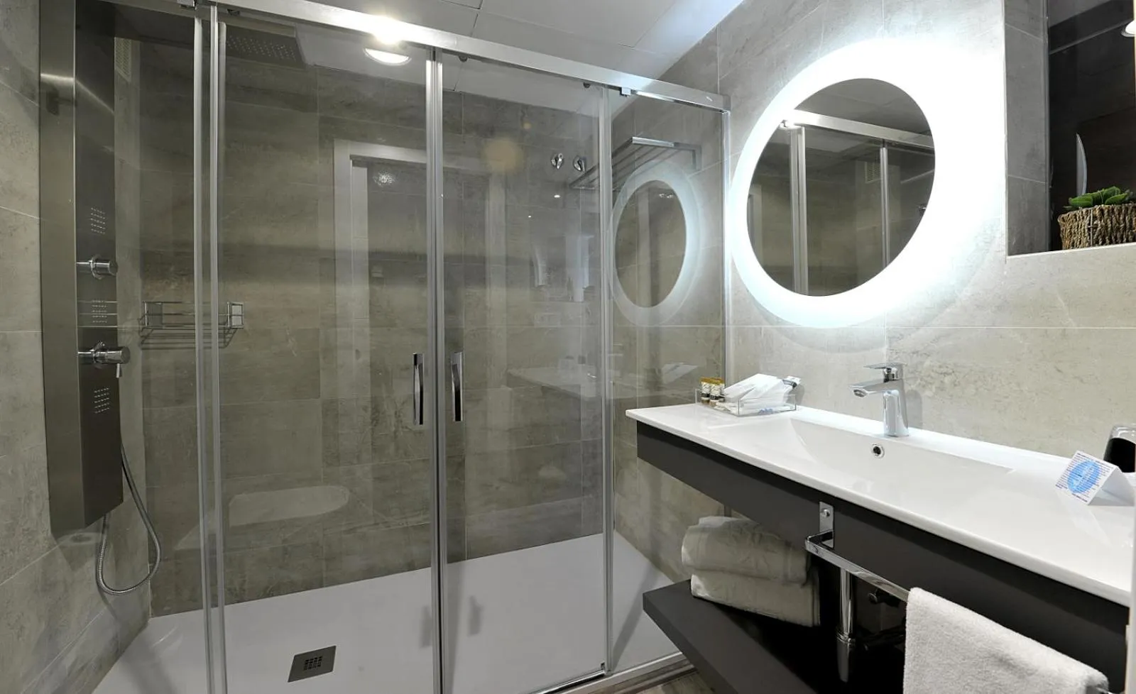 Bathroom in Hotel Salobreña Suites