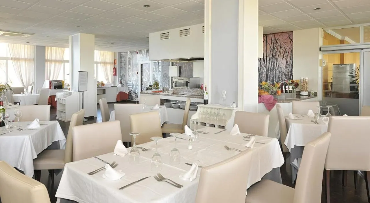 Restaurant/places to eat in Hotel Salobreña Suites