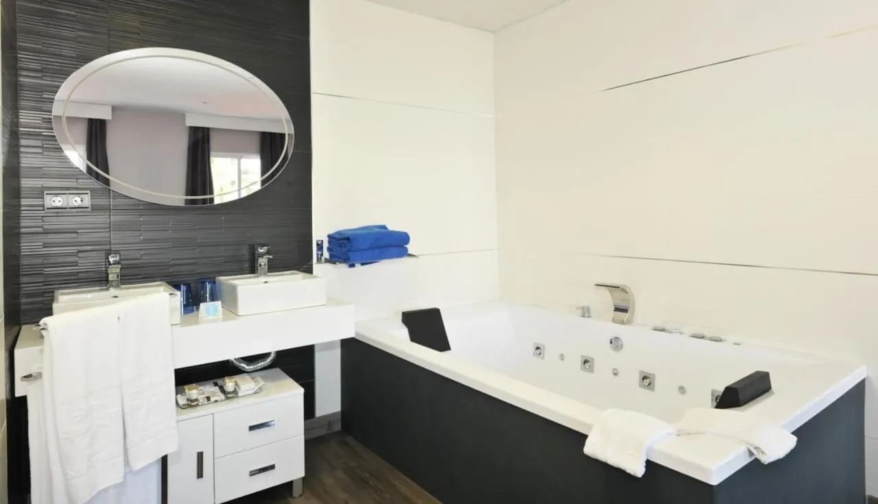 Bathroom in Hotel Salobreña Suites