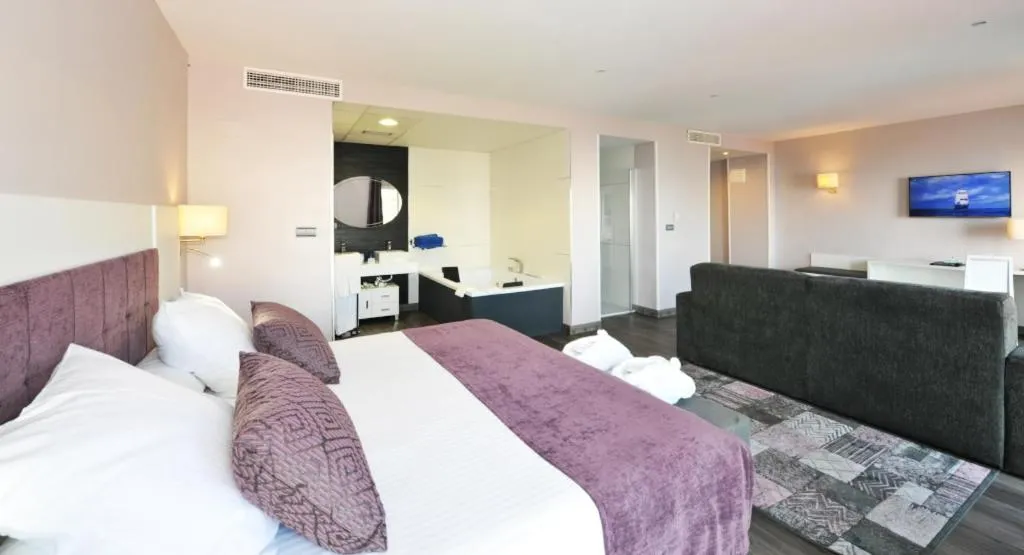 Photo of the whole room, Bed in Hotel Salobreña Suites