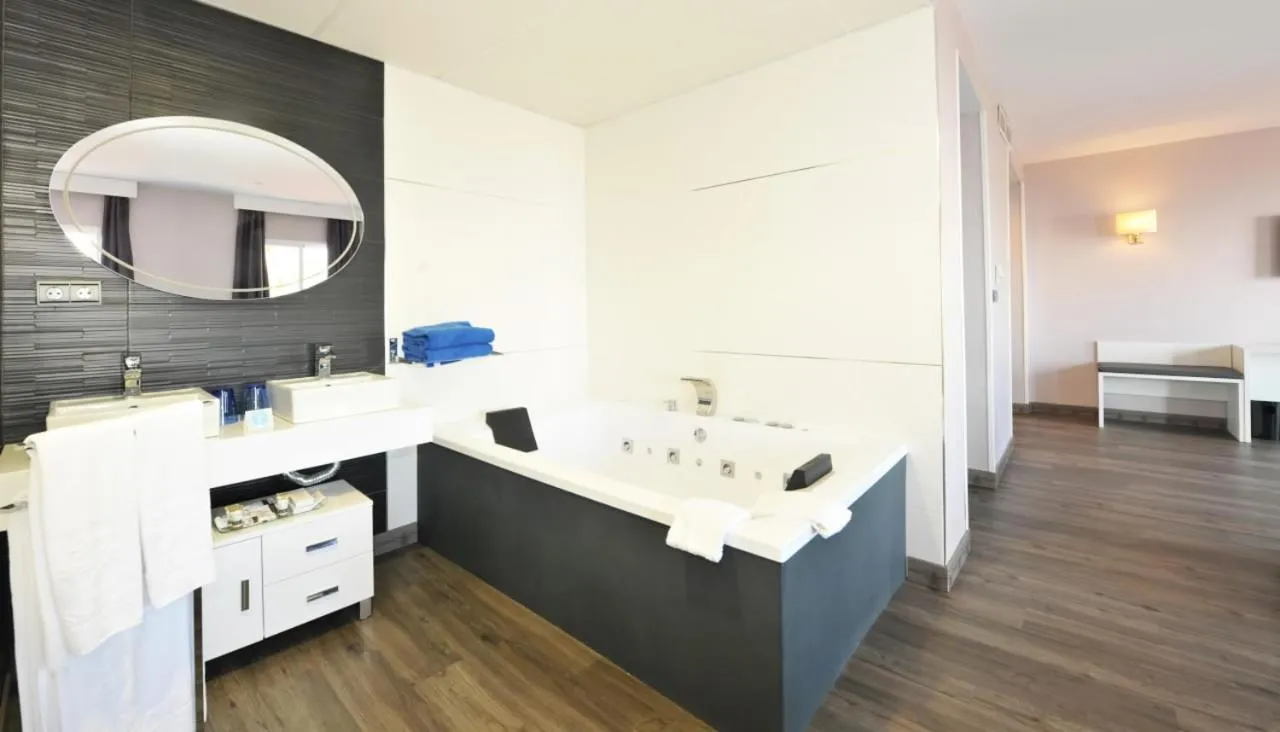 Bathroom, Bed in Hotel Salobreña Suites
