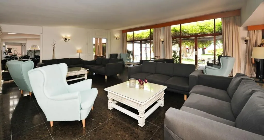 Communal lounge/ TV room in Hotel Salobreña Suites