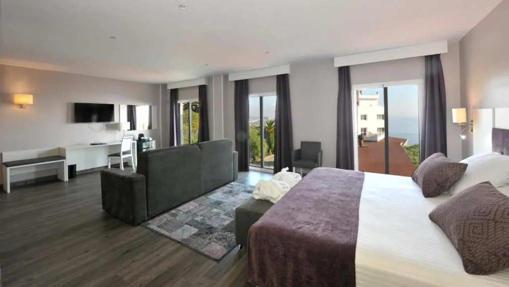 Photo of the whole room, Bed in Hotel Salobreña Suites