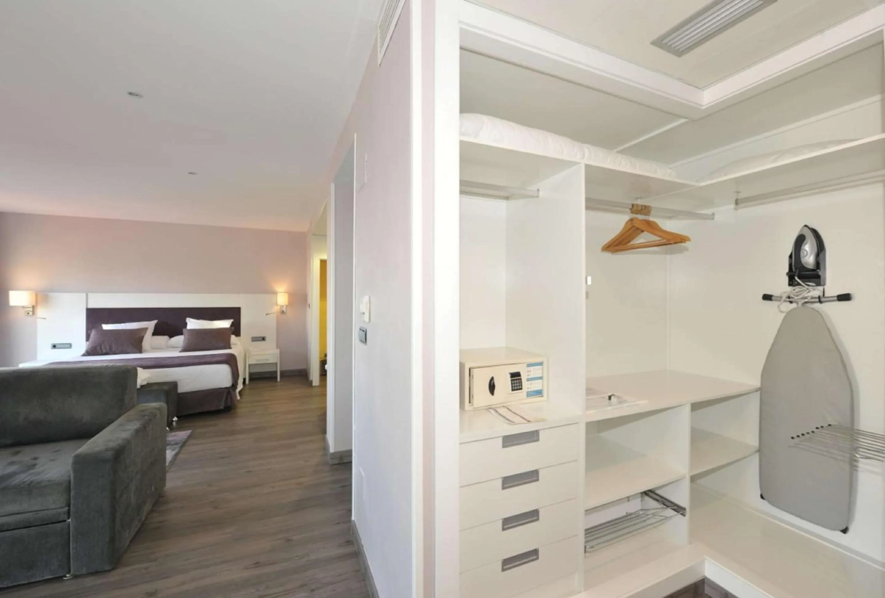 Photo of the whole room, Bed in Hotel Salobreña Suites