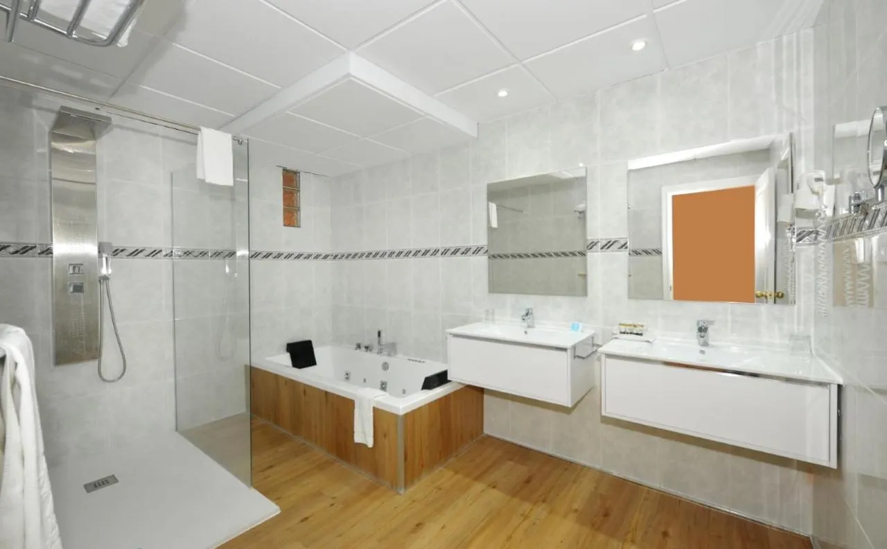 Bathroom in Hotel Salobreña Suites